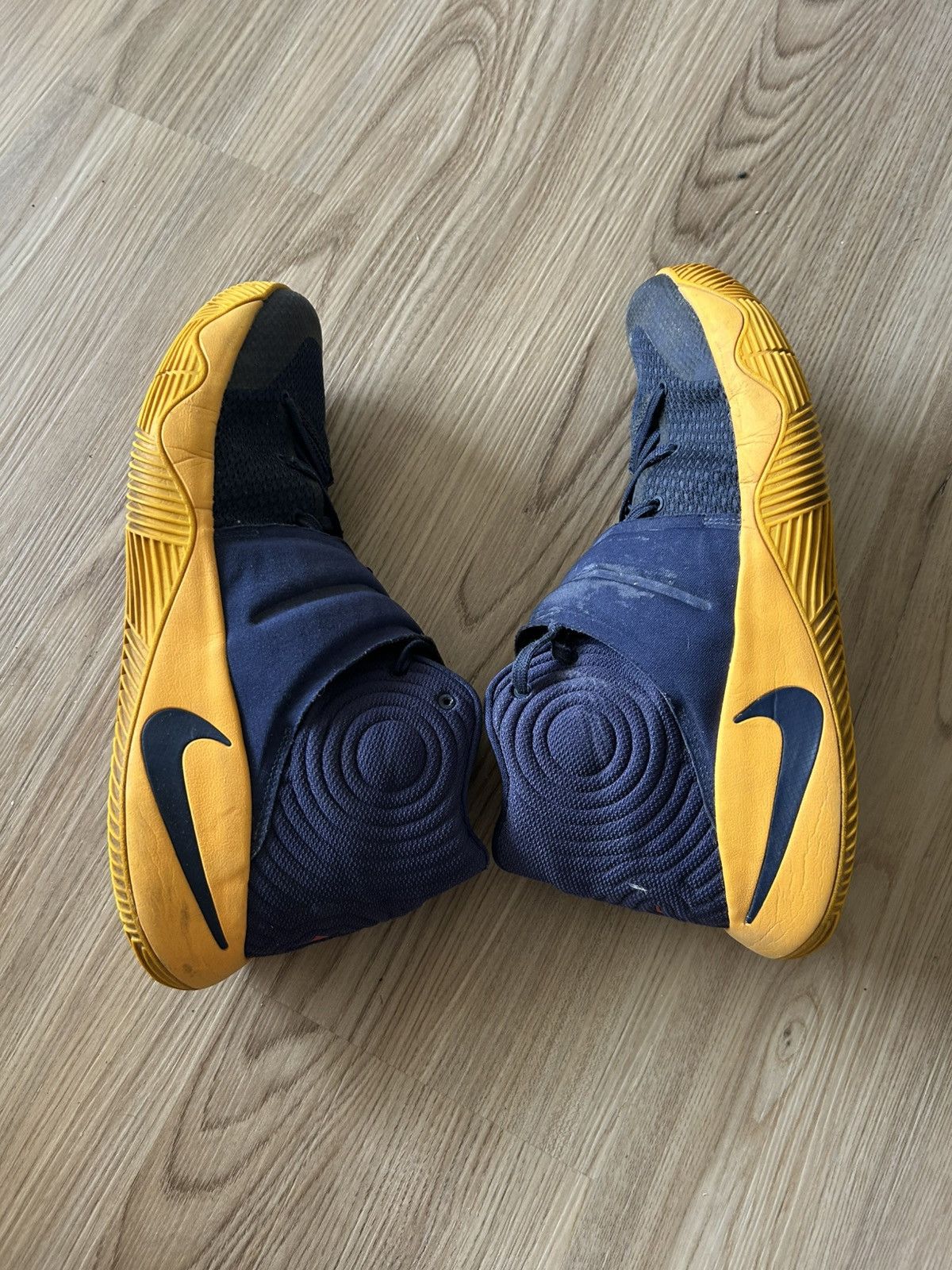 Nike Nike Kyrie 2 Cavs Basketball Shoes Size US 13 / EU 46 - 4 Thumbnail