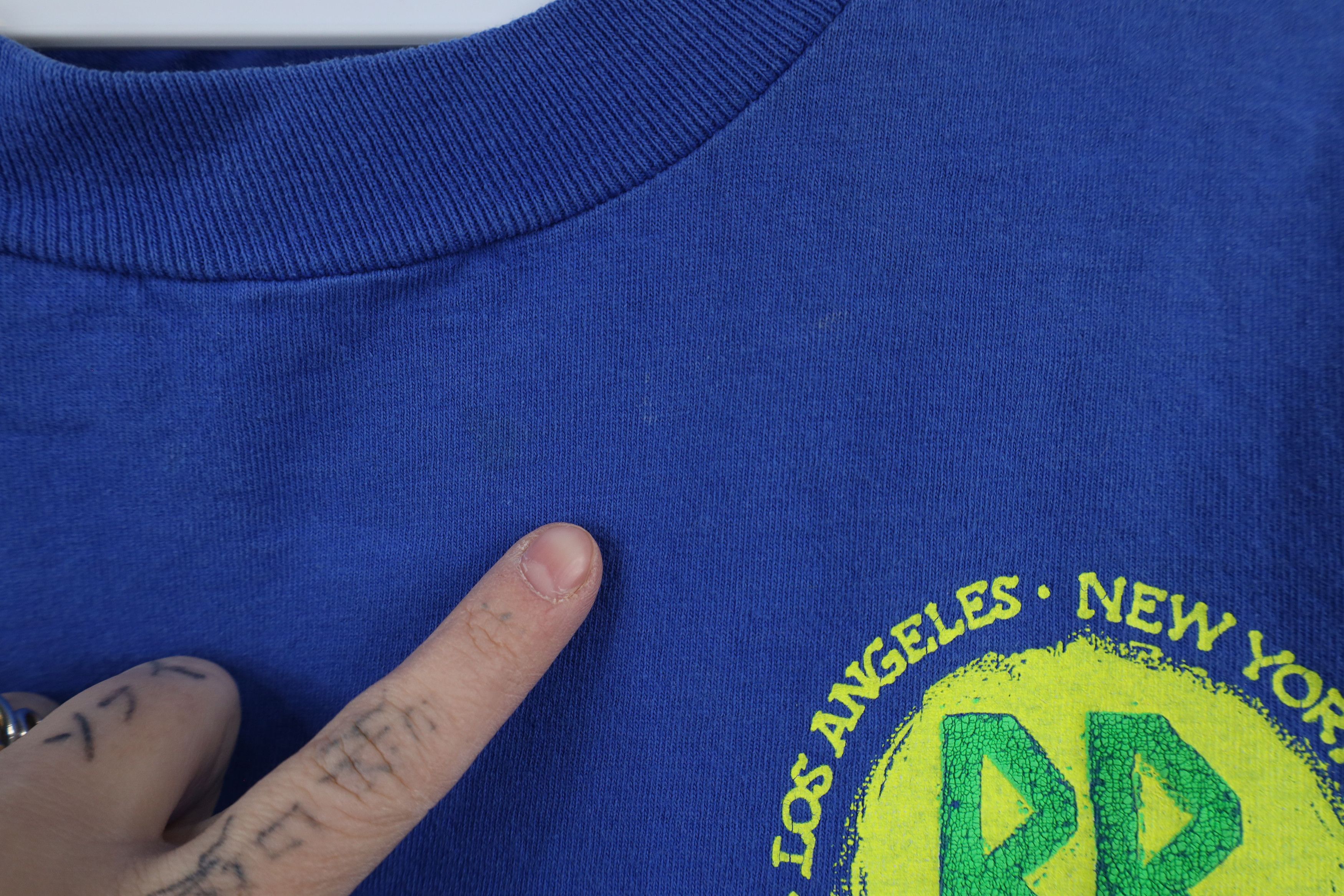 Vintage Vintage 90s Bugle Boy Spell Neon Surfing T-Shirt Blue USA Size US L / EU 52-54 / 3 - 6 Thumbnail