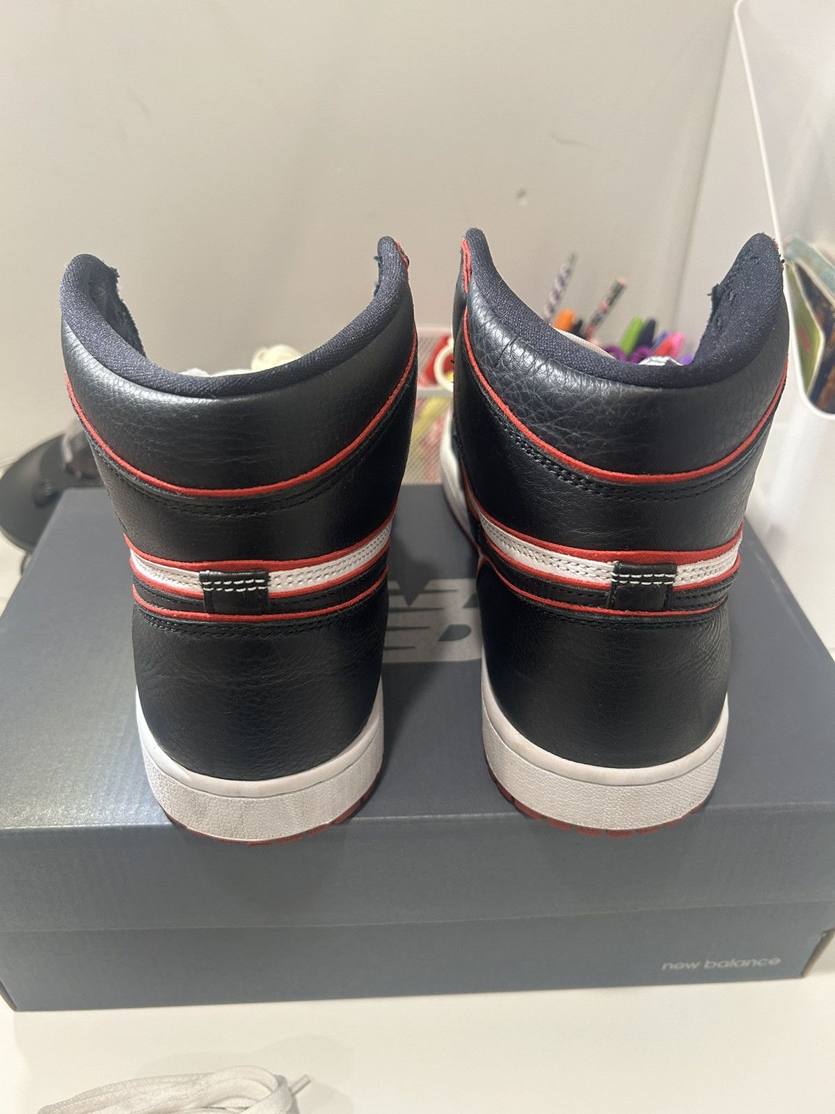Jordan Brand × Nike Jordan 1 Retro High Bloodline Size 9 Size US 9 / EU 42 - 7 Thumbnail