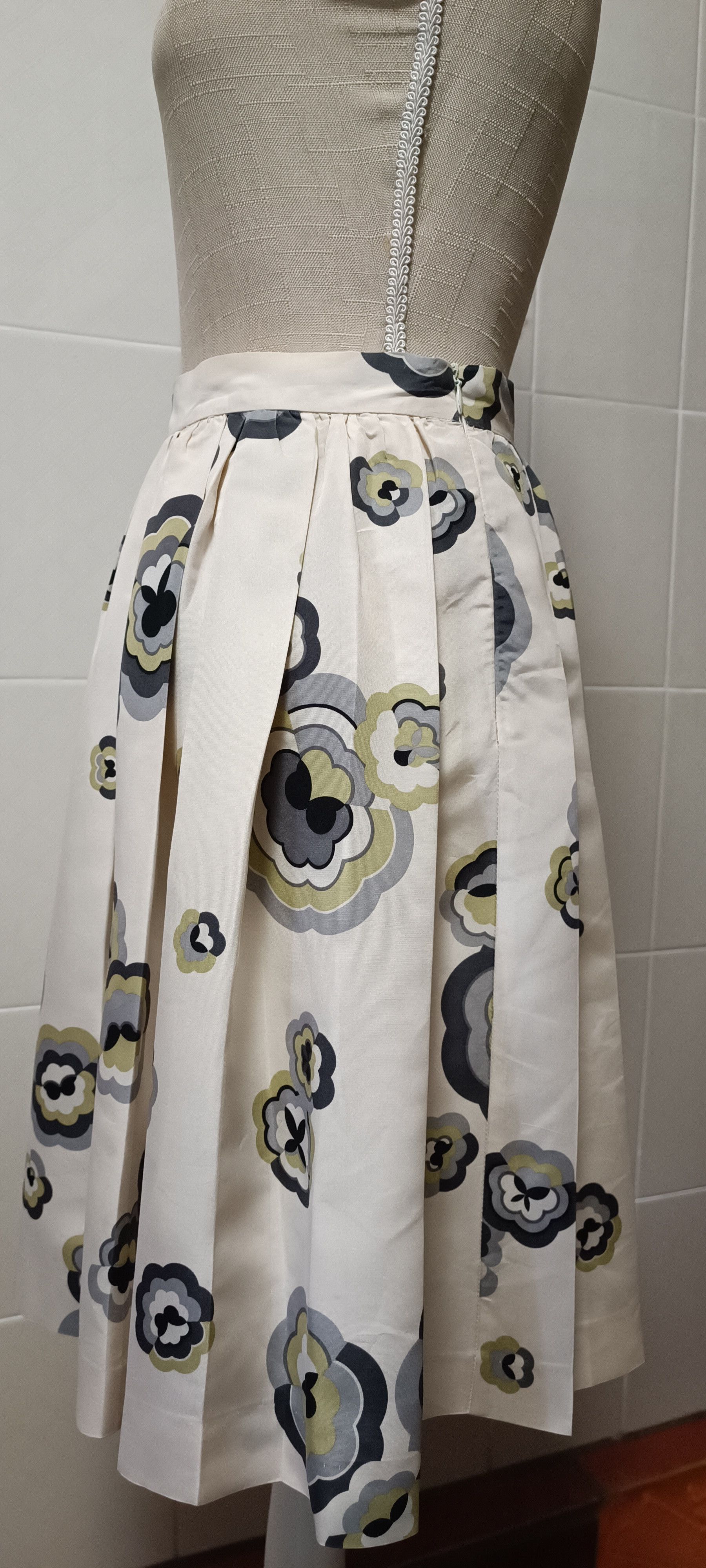 Miu Miu SS 2006 Flowers print beige midi skirt Size 28" / US 6 / IT 42 - 14 Thumbnail