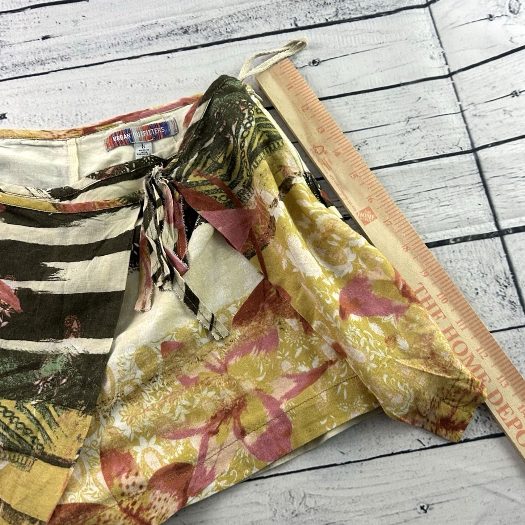 Urban Outfitters VINTAGE Urban Outfitters Floral Wrap Viscose Shorts Women L Beige Green Wrap Floral Viscose Shorts Women L Green Women Size 36" / US 14 / IT 50 - 3 Thumbnail