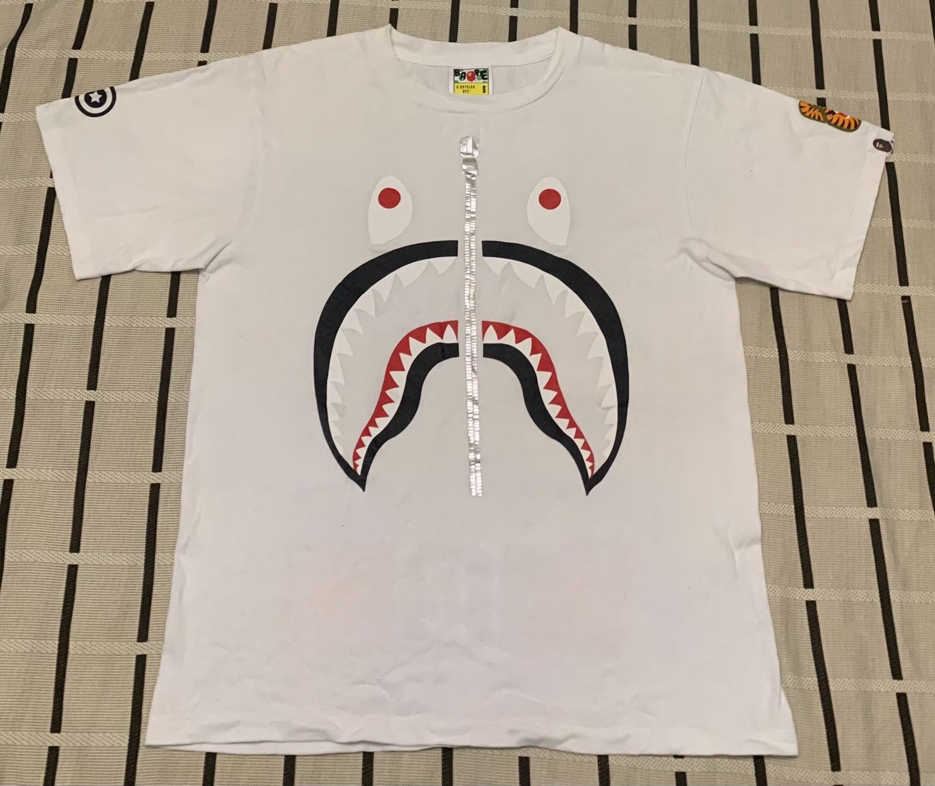 Bape Bape Shark Printed T-Shirt S Men Size US S / EU 44-46 / 1 - 1 Thumbnail