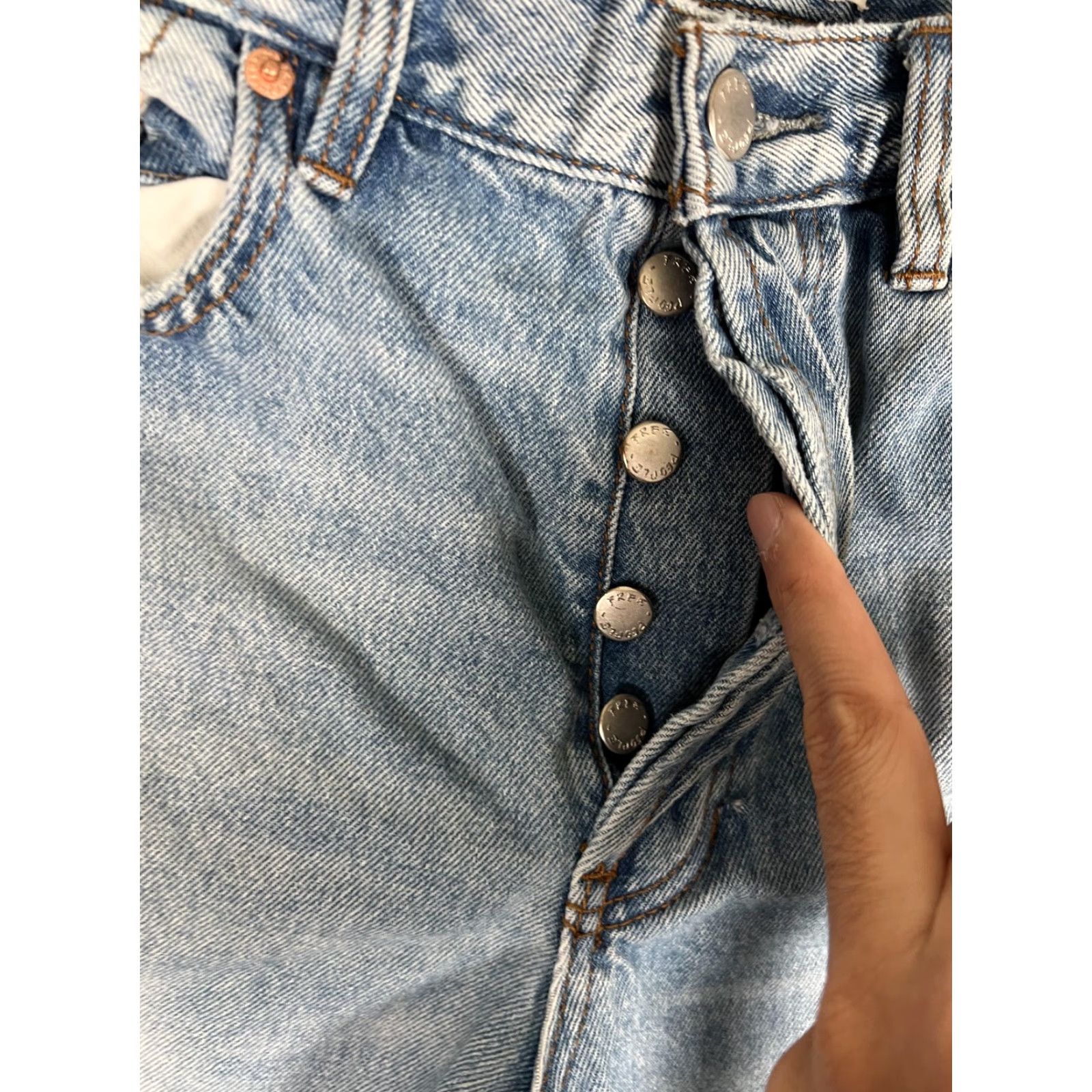 Vintage We The Free Mom Jeans Women's 31 Blue Light Wash High Rise Button Fly Relaxed Jeans Size 24" / US 00 / IT 34 - 3 Thumbnail
