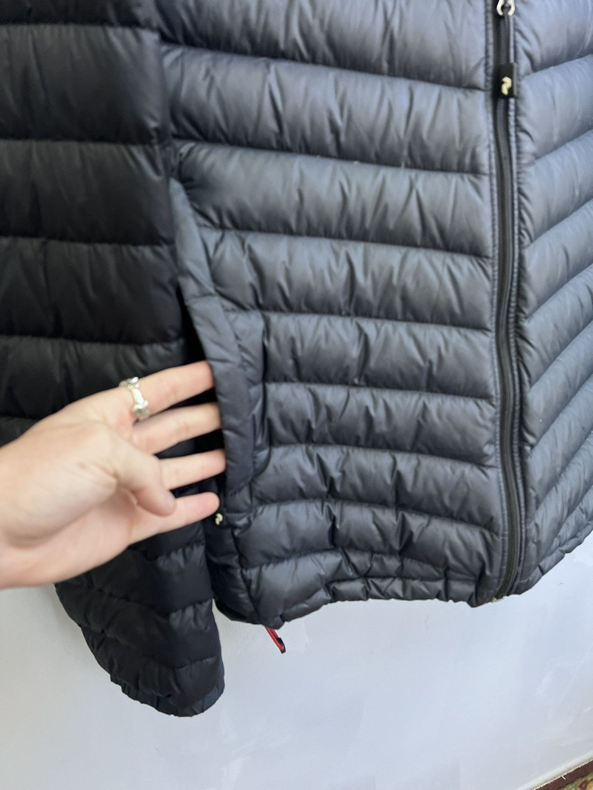 Peak Performance Light HOODED Down Jacket