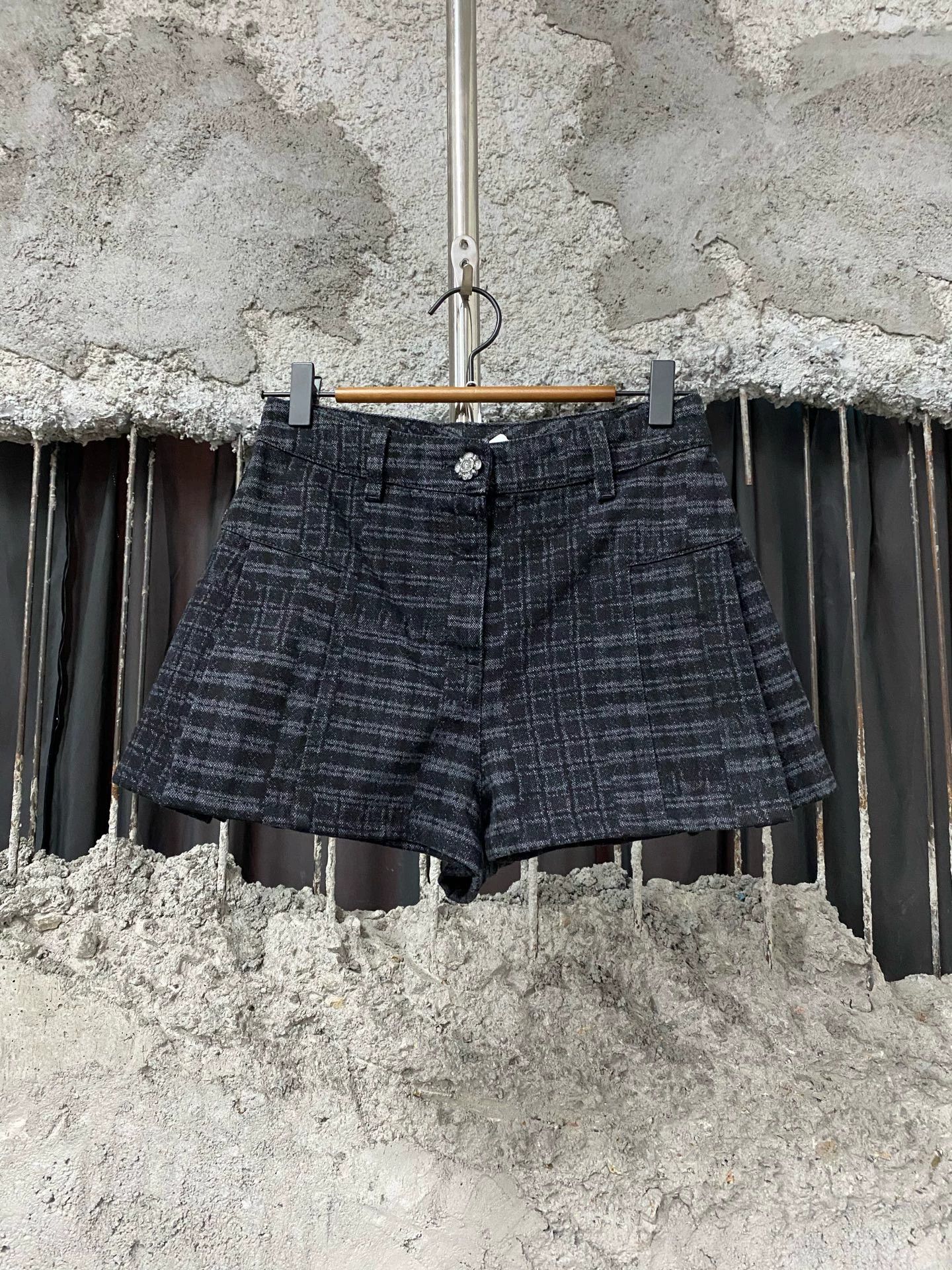 Chanel Chanel Denim Shorts Size: 34 Condition: Size 34" / US 12 / IT 48 - 1 Thumbnail