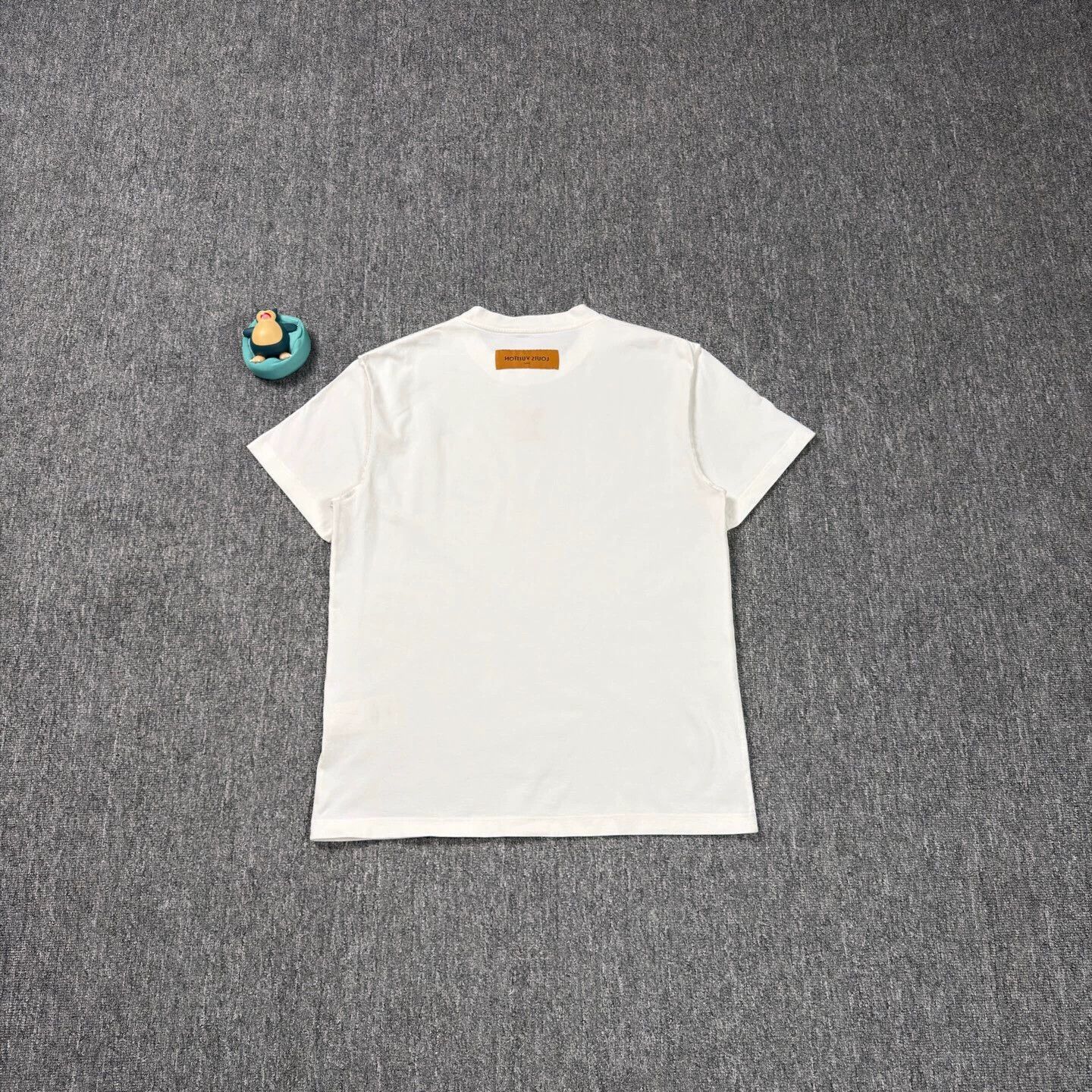 Louis Vuitton LV 25 White Embossed SS Tee M Near New Size US M / EU 48-50 / 2 - 2 Thumbnail