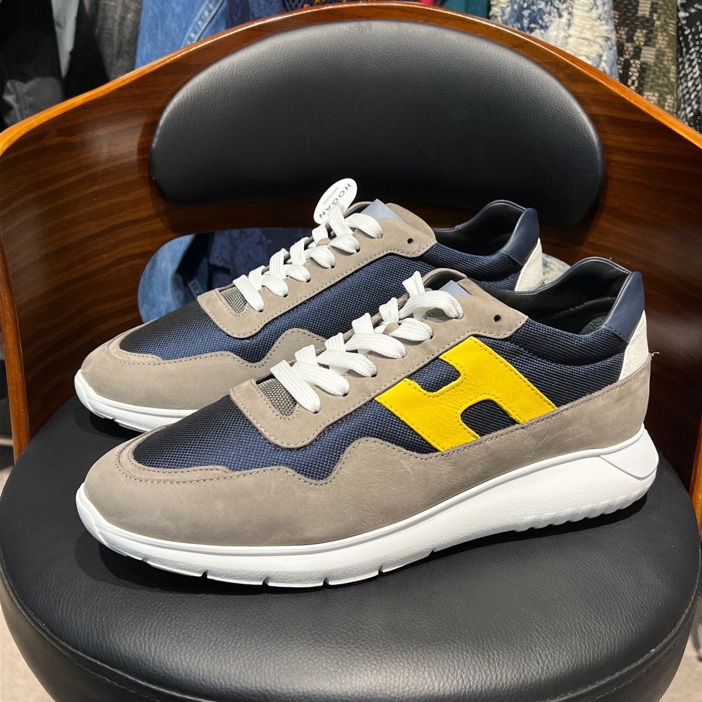 Hogan Hogan Retro Lowtop Sneakers 10.5 Men Size US 10.5 / EU 43-44 - 1 Thumbnail