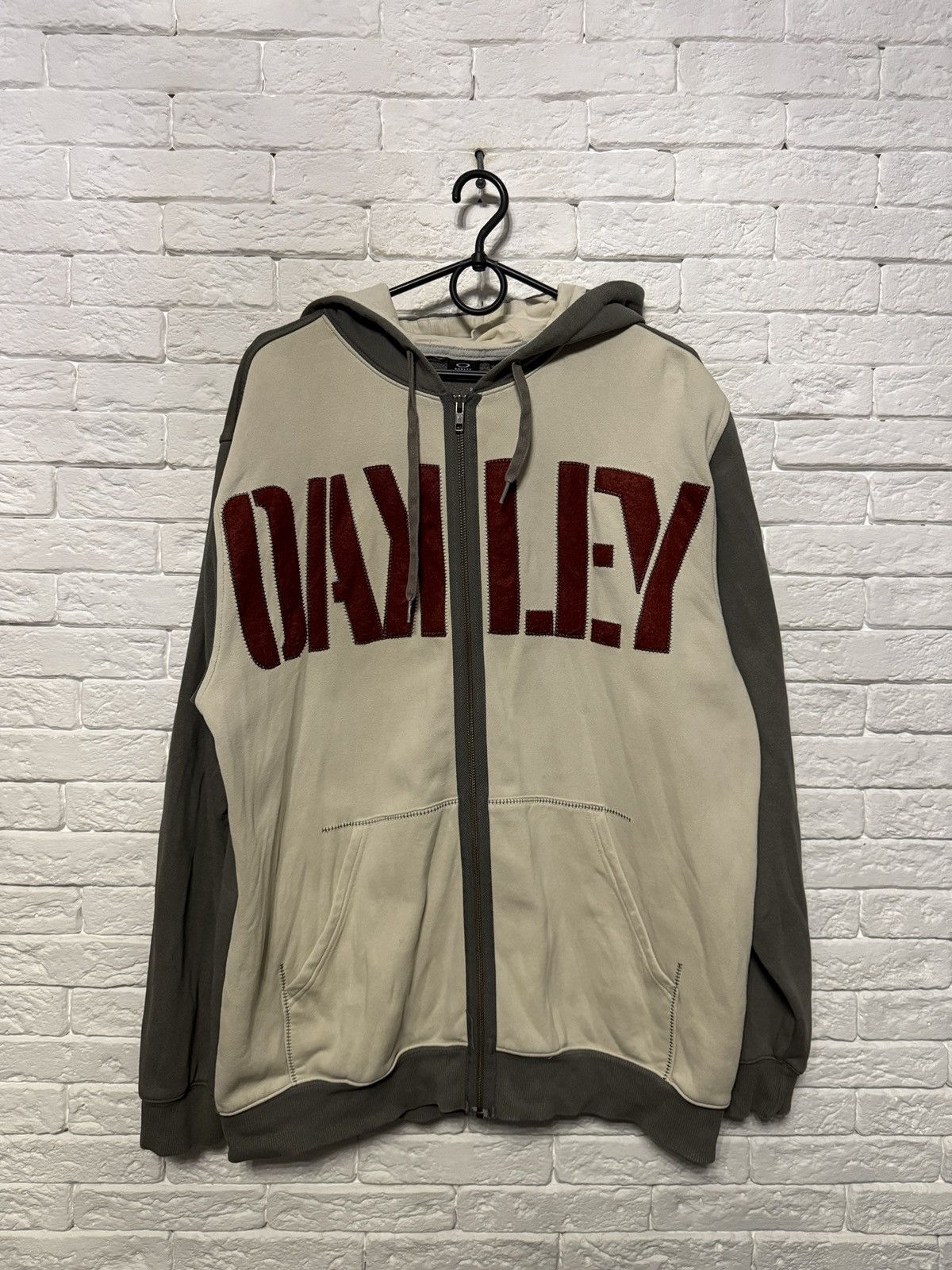 Oakley Vintage Oakley Huge Embroidered Logo Full Zip Hoodie Sz L Size US L / EU 52-54 / 3 - 1 Thumbnail