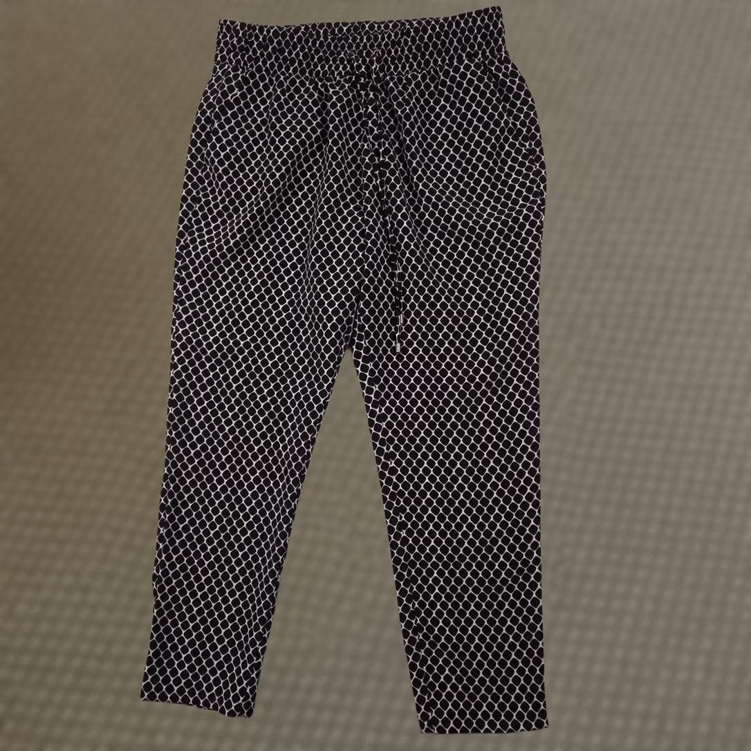 Apt. 9 VINTAGE? No. (But Not Vintage) APT 9 Pants Womens Petite Medium Black White Geometric Print Pull On Tapered Leg Size 32" / US 10 / IT 46 - 1 Thumbnail