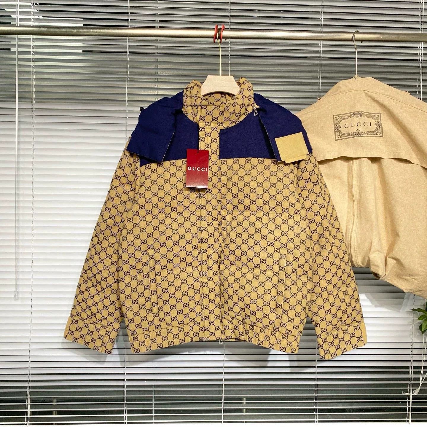 Gucci gucci brown down jacket with detachable hood Size US L / EU 52-54 / 3 - 1 Thumbnail