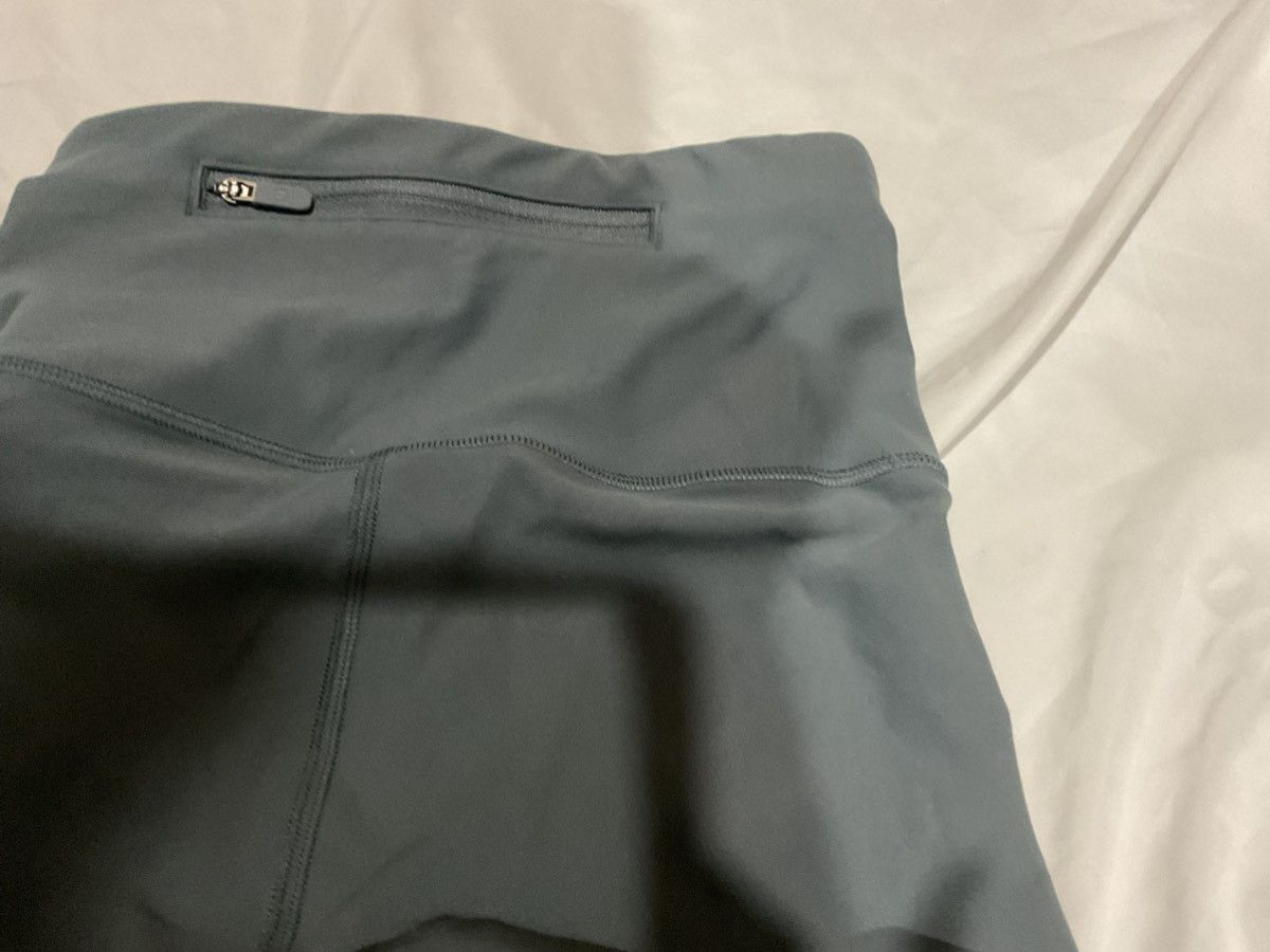 Lululemon Lululmon Zoned In Leggings Size 2 in grey Size 23" - 9 Thumbnail