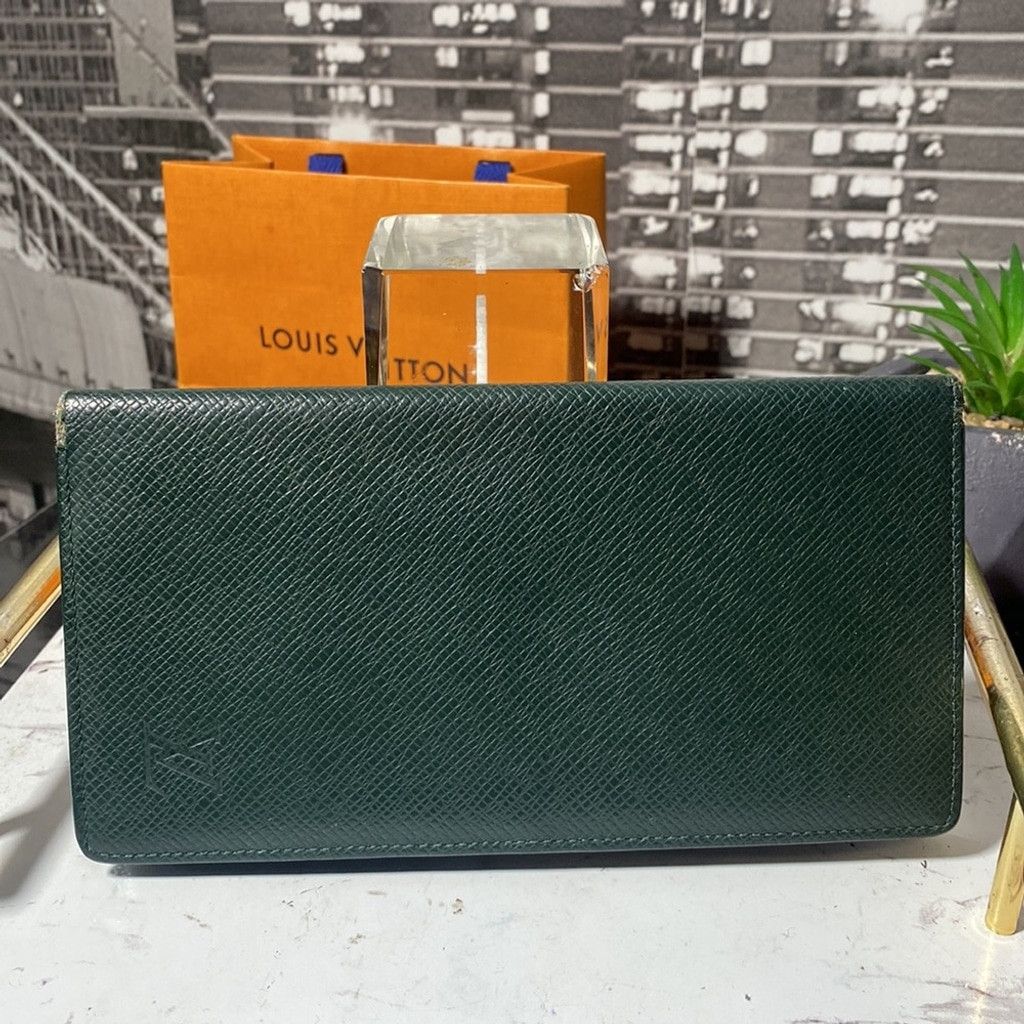 Louis Vuitton Authentic Louis Vuitton Taiga checkbook holder Size ONE SIZE - 8 Thumbnail