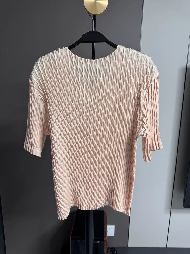 Issey Miyake Issey Miyake size:2 Beige main line large fish-scale top Size S / US 4 / IT 40 - 2 Thumbnail