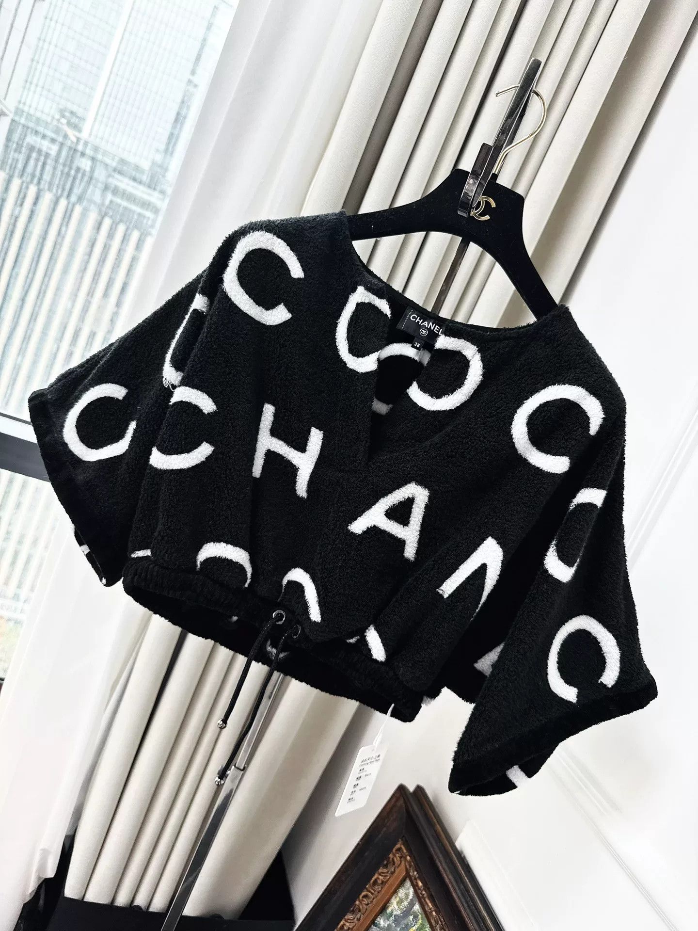 Chanel black and white logo cropped sweatshirt Size US M / EU 48-50 / 2 - 1 Thumbnail
