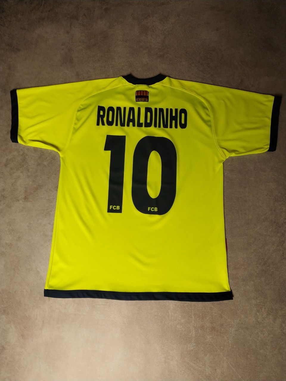 Vintage Vintage Ronaldinho 10 Barcelona Football Jersey T-shirt Size US S / EU 44-46 / 1 - 1 Thumbnail