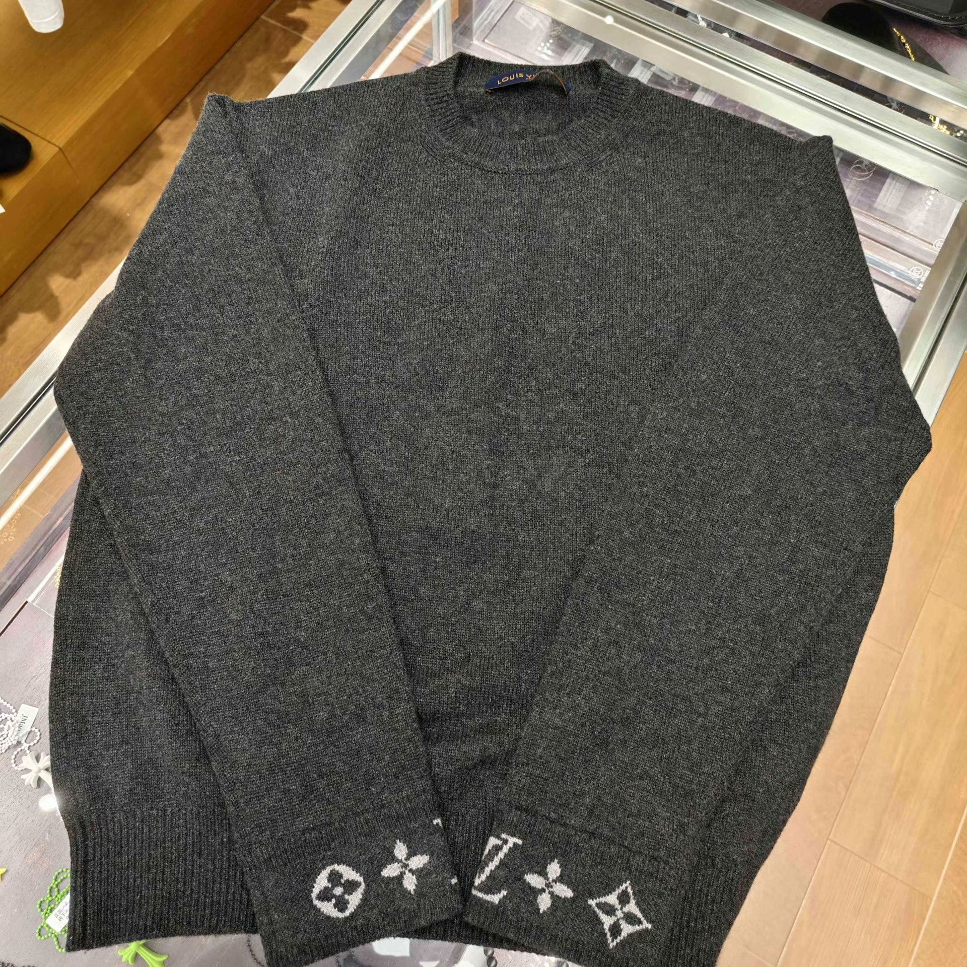 Louis Vuitton Louis Vuitton Retro Printed Gray Sweater S Women Size S / US 4 / IT 40 - 1 Thumbnail