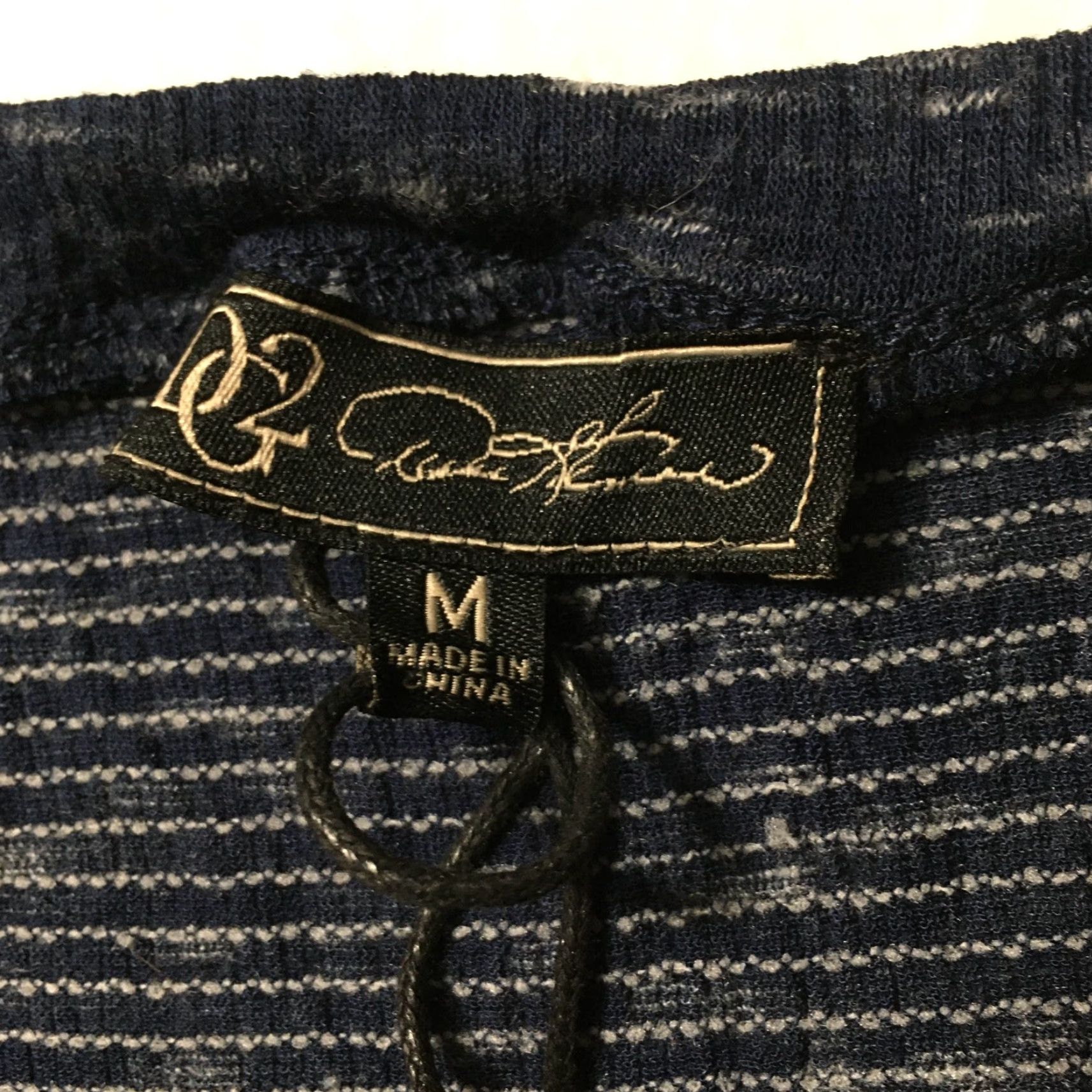 Vintage NWT DIANE GILMAN NAVY V-NECK BURNOUT TOP SZ M Navy V-Neck T-Shirt Womens Medium Size M / US 6-8 / IT 42-44 - 4 Thumbnail