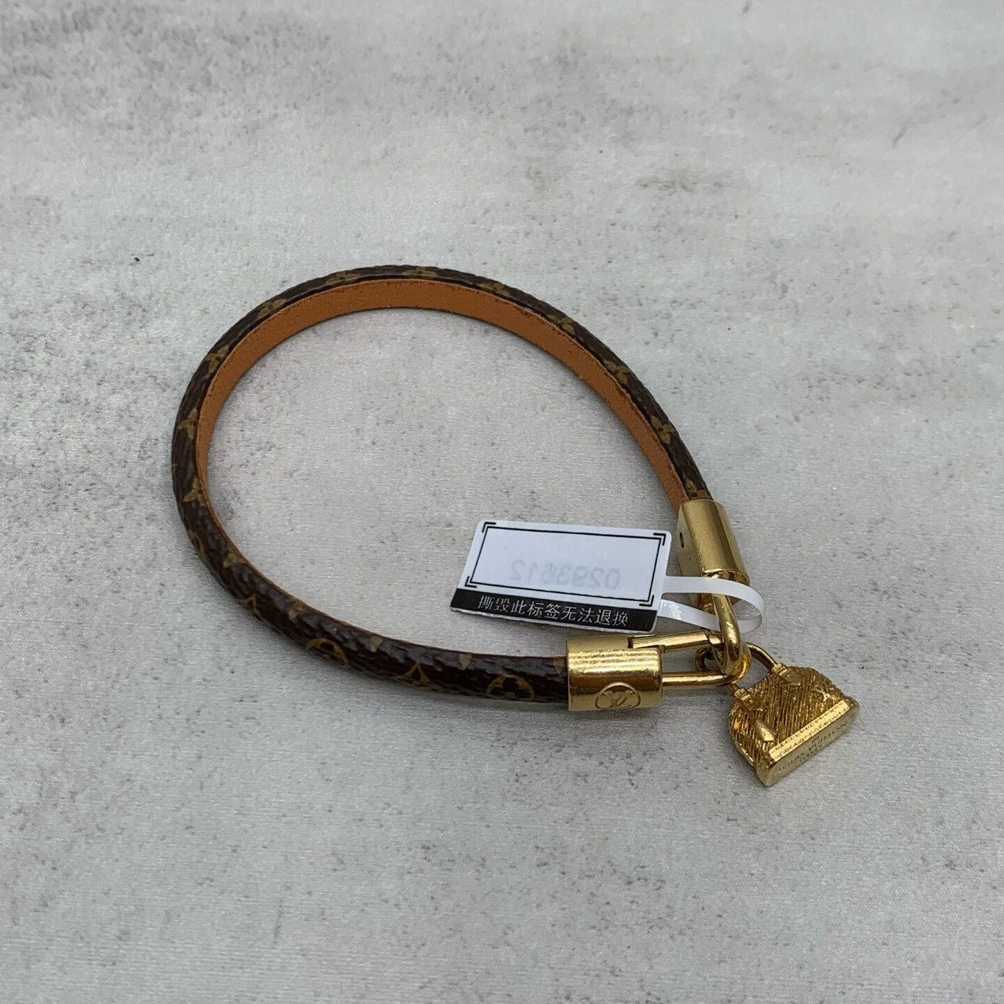 Louis Vuitton lv brown monogram bracelet with gold clasp Size ONE SIZE - 1 Thumbnail