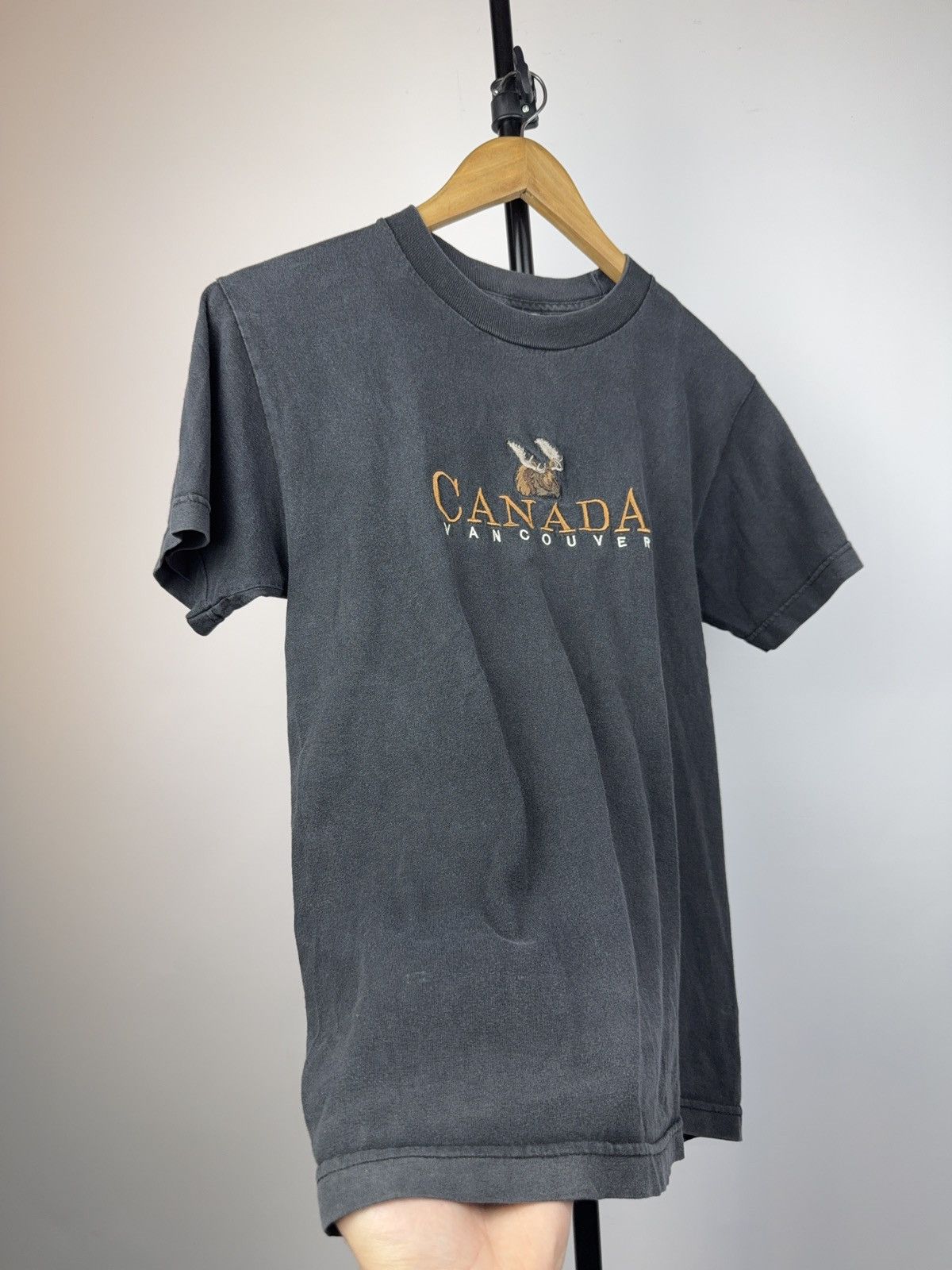 Vintage Vintage 90s Canada Vancouver Embroidered Moose Tee 🦌 Size US S / EU 44-46 / 1 - 6 Thumbnail