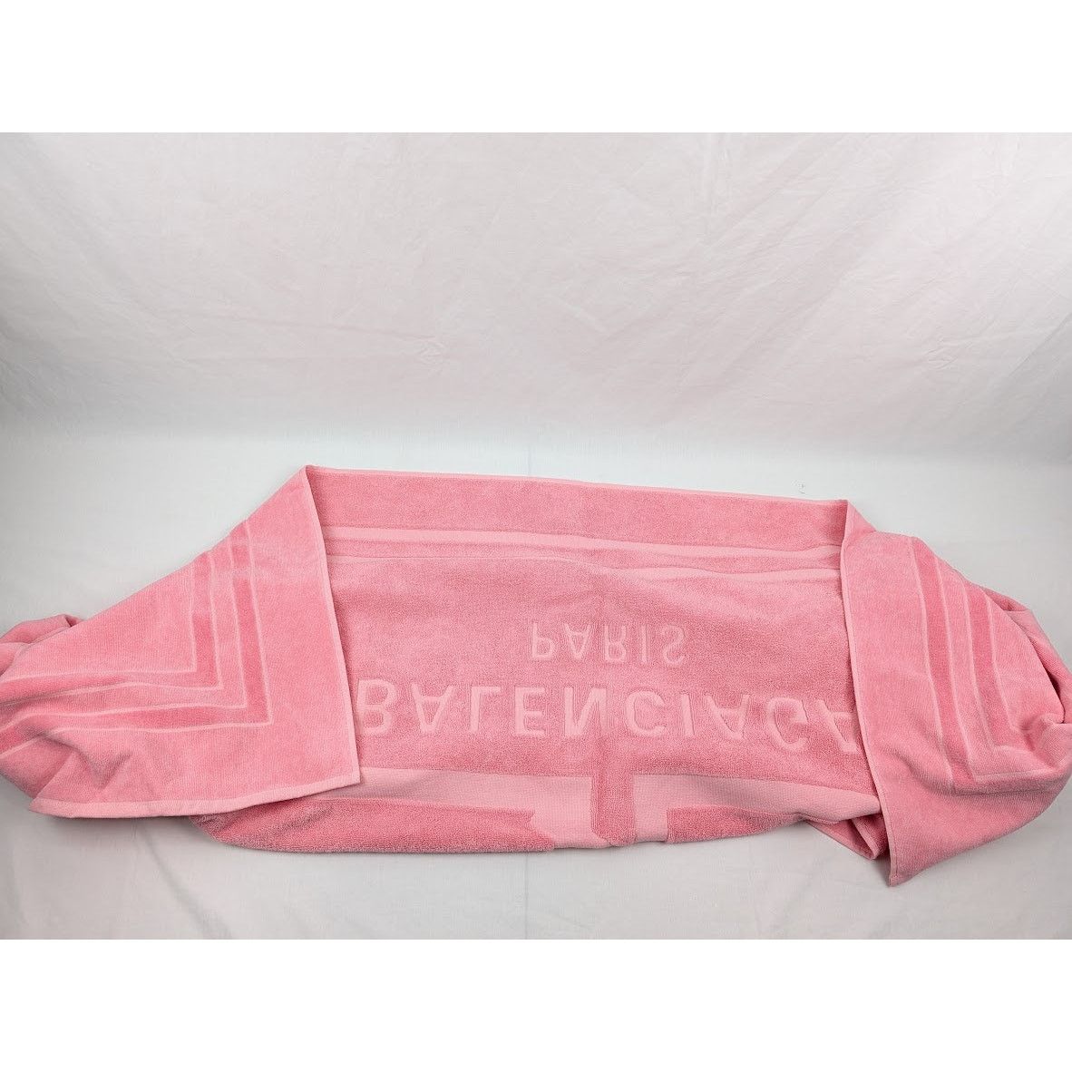 Balenciaga o1rshd1 Size: OS / SA BB Paris Icon Towel in Pink Size ONE SIZE - 9 Thumbnail