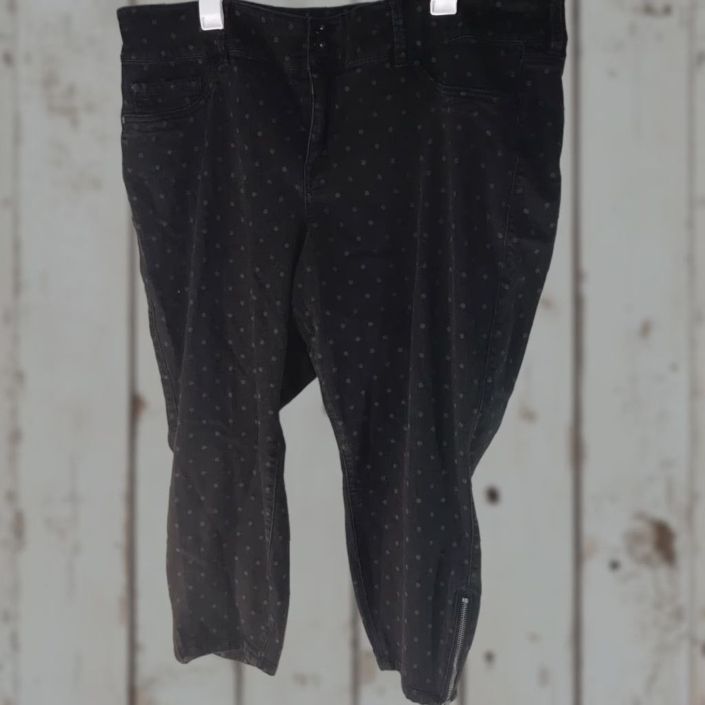 Torrid VINTAGE Torrid Denim Cropped Jeans Womens Size 24S Black W-Grey Polka Dots Cotton Stretch Summer 90s Size 42" / US 20 - 1 Thumbnail