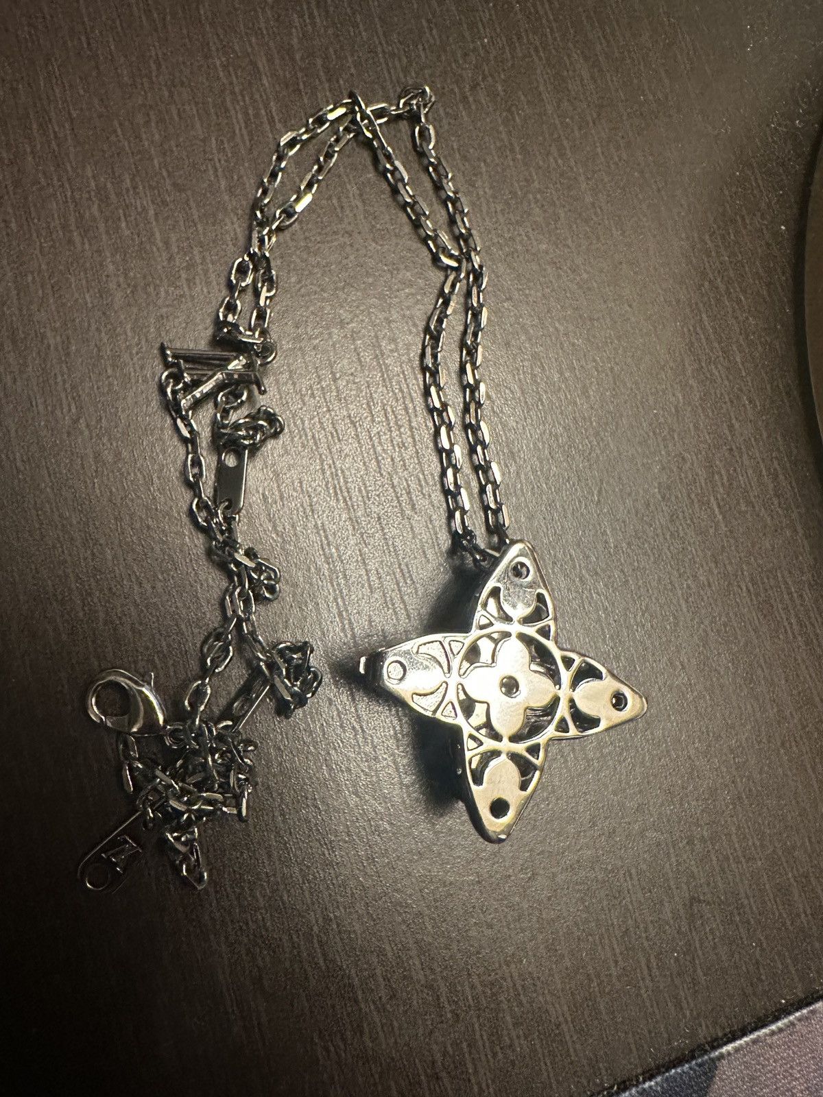Louis Vuitton Louis Vuitton Flower Locket Necklace (Sold Out) Size ONE SIZE - 7 Thumbnail