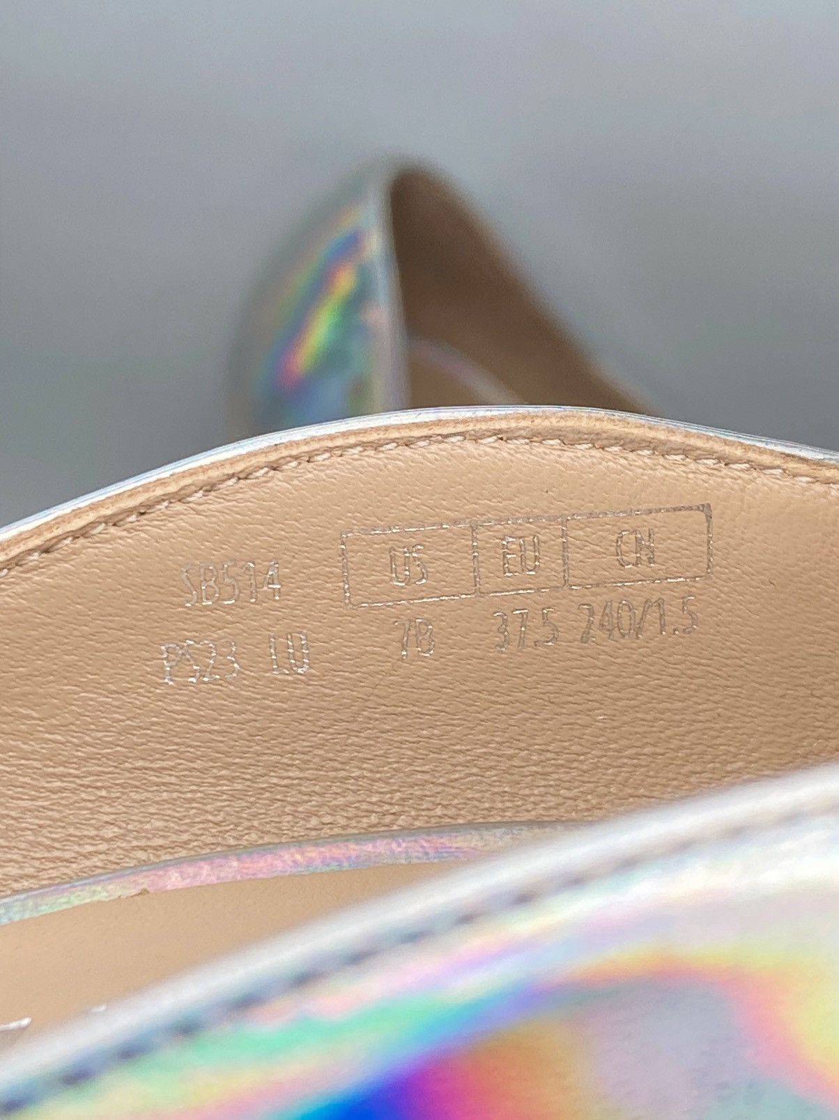 Stuart Weitzman Stuart Weitzman Scallop Iridescent Faux Leather Pumps size 7 Size US 7 / IT 37 - 6 Thumbnail