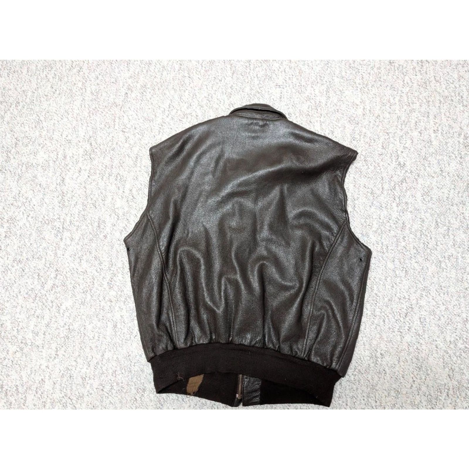 Avirex VINTAGE Avirex leather vest A2 bomber 46 brown XL cut-off sleeves Men's size XL brown leather vest USA made A2 bomber vest Mens XL brown 90s event Size US XL / EU 56 / 4 - 2 Thumbnail