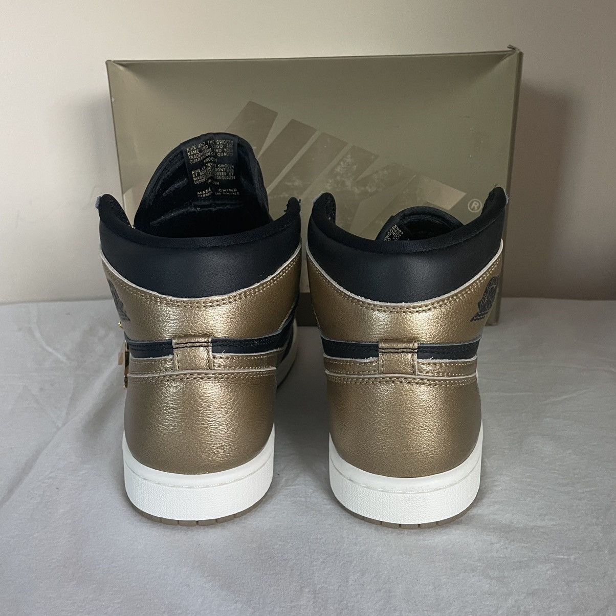 Jordan Brand × Nike Nike Air Jordan 1 High OG Black Metallic Gold Mens US Size 8 Size US 8 / EU 41 - 6 Thumbnail