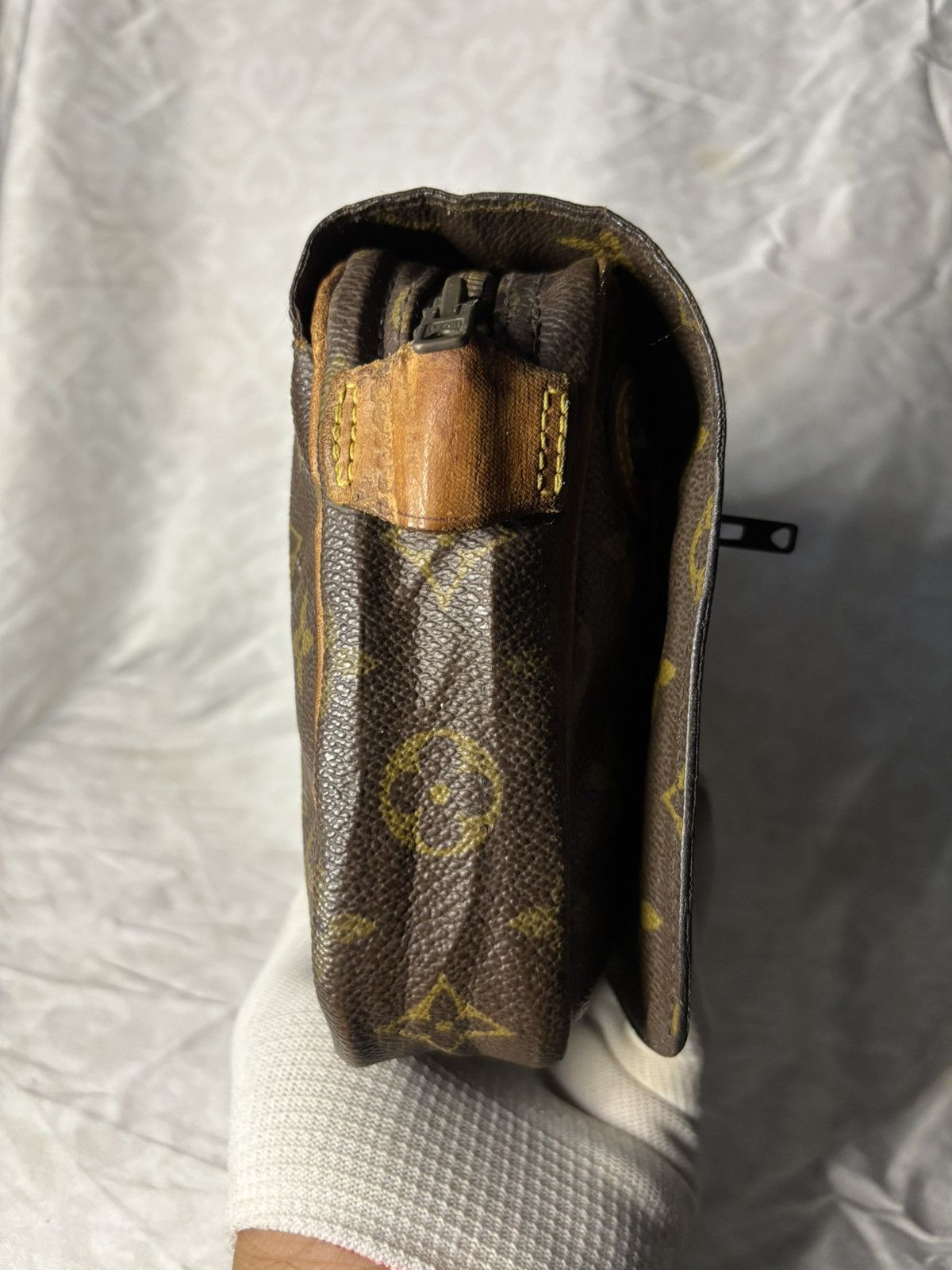 Louis Vuitton (very worn) Louis Vuitton Cluth Bag Vintage Size ONE SIZE - 3 Thumbnail