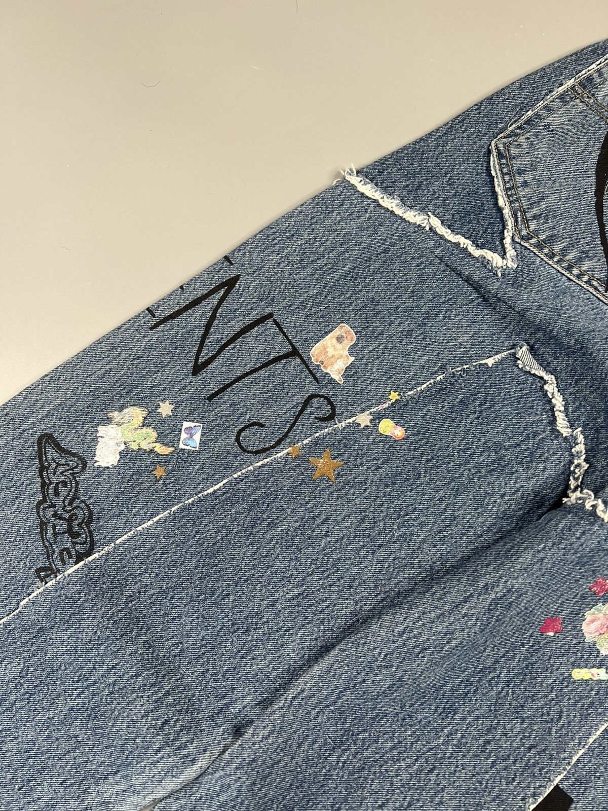 Levi's × Vetements Vetements A/W 19 Tribal & Stickers Patchwork Jeans Size US 29 - 20 Thumbnail