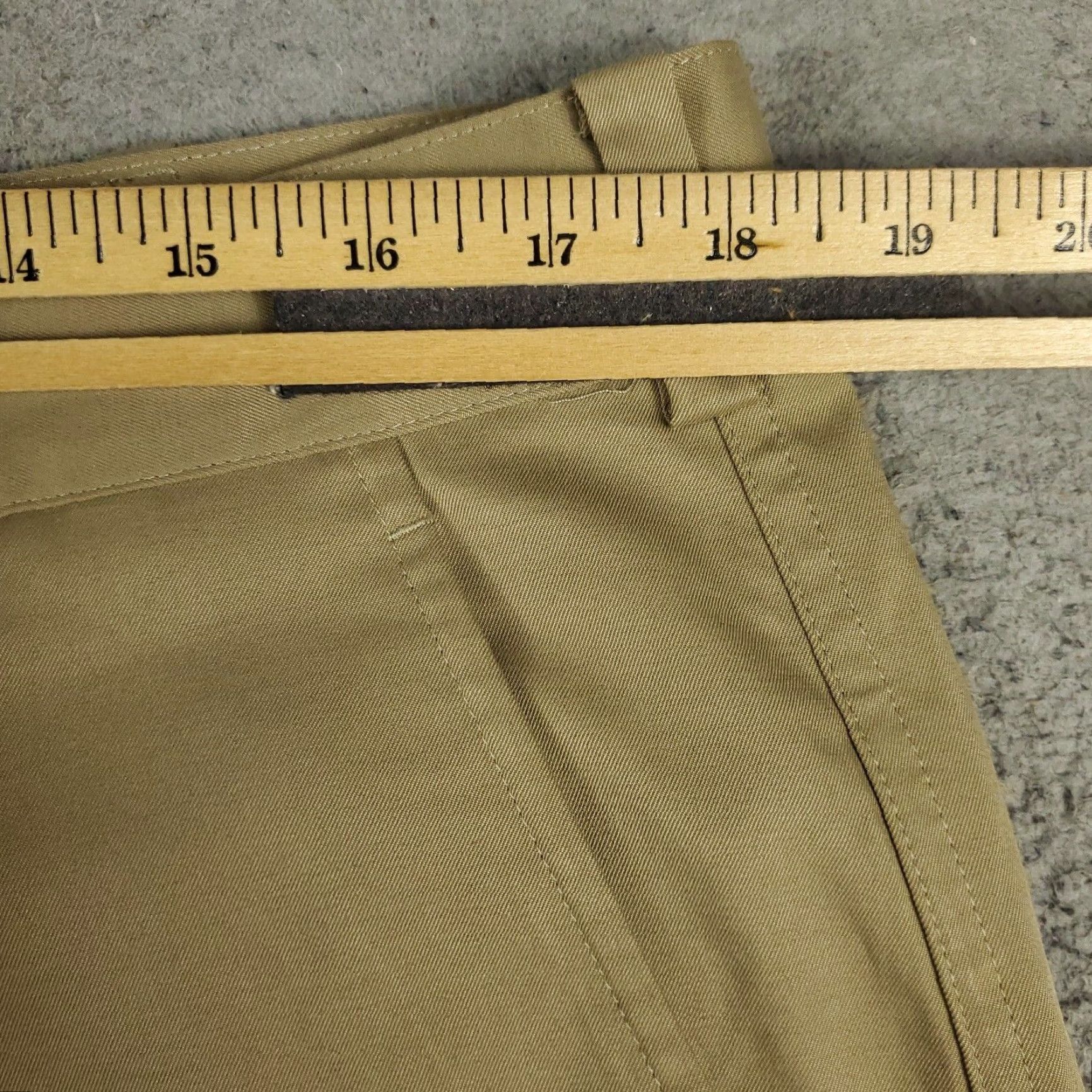 Nike Nike Shorts Mens 35 Beige Dri Fit Chino Flat Front Casual Sports Logo 90s? (No N/A) Size US 35 - 4 Thumbnail