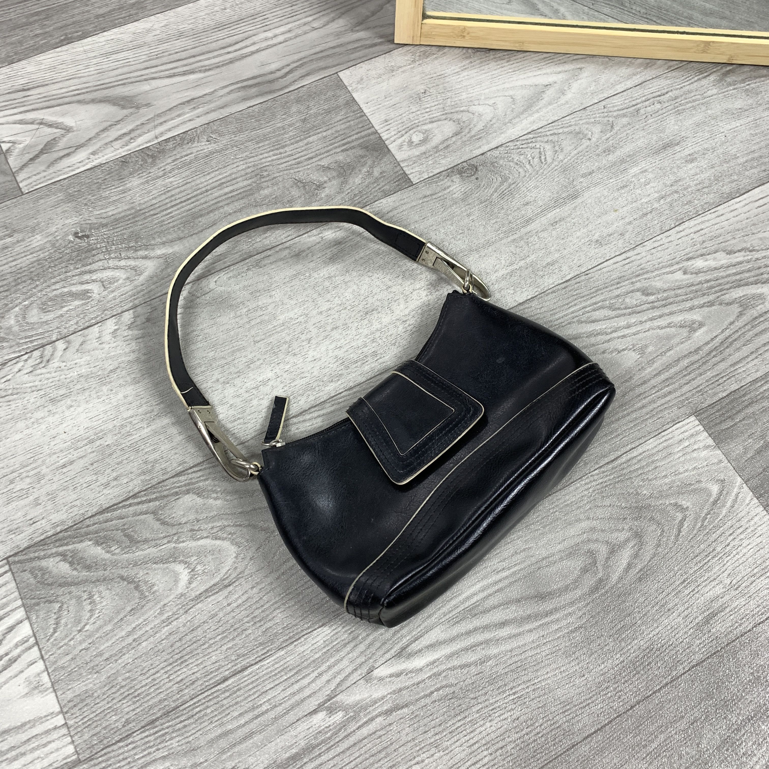 Vintage Vintage Y2K Basic Baguette Faux Leather Women's Handle Bag Size ONE SIZE - 3 Thumbnail