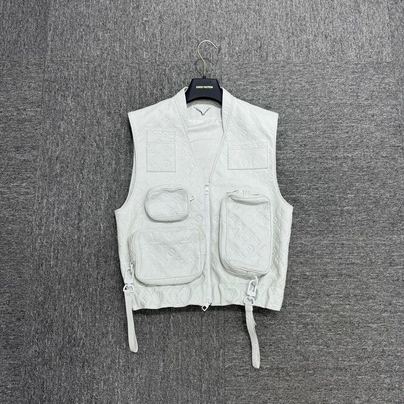 Louis Vuitton Louis Vuitton White old flower full print logo vest Size US M / EU 48-50 / 2 - 1 Thumbnail
