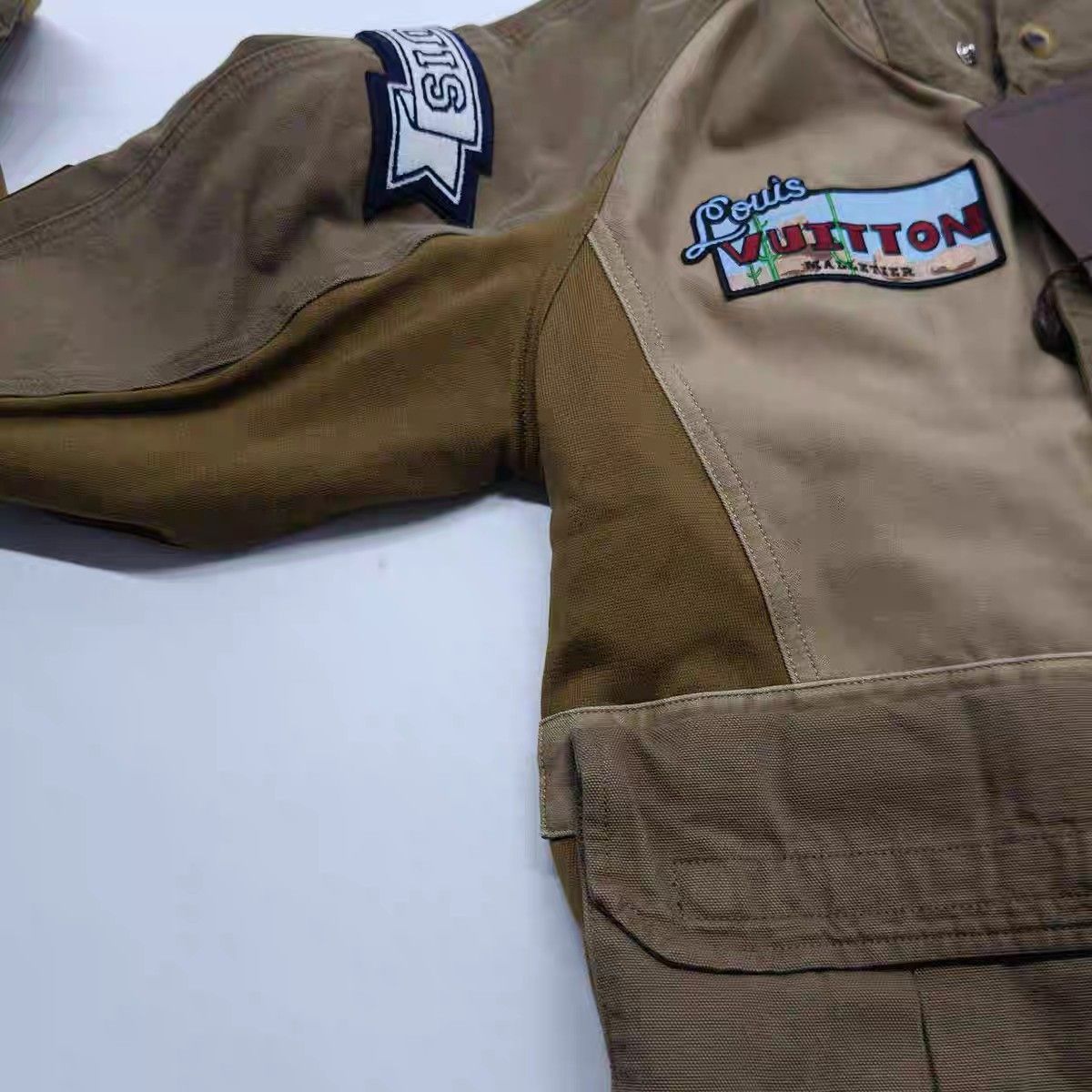 Louis Vuitton Louis Vuitton Co-branded Victory Gesture Badge Hooded Jack Size US S / EU 44-46 / 1 - 7 Thumbnail