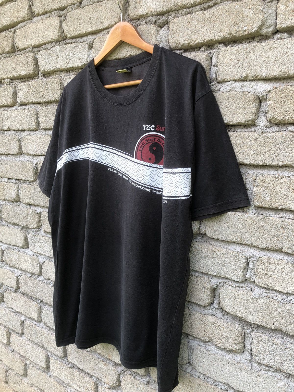 Japanese Brand Vintage Y2K Sunfaded T&C Surf Design Hawaii Backhit Tshirt Size US XXL / EU 58 / 5 - 8 Thumbnail