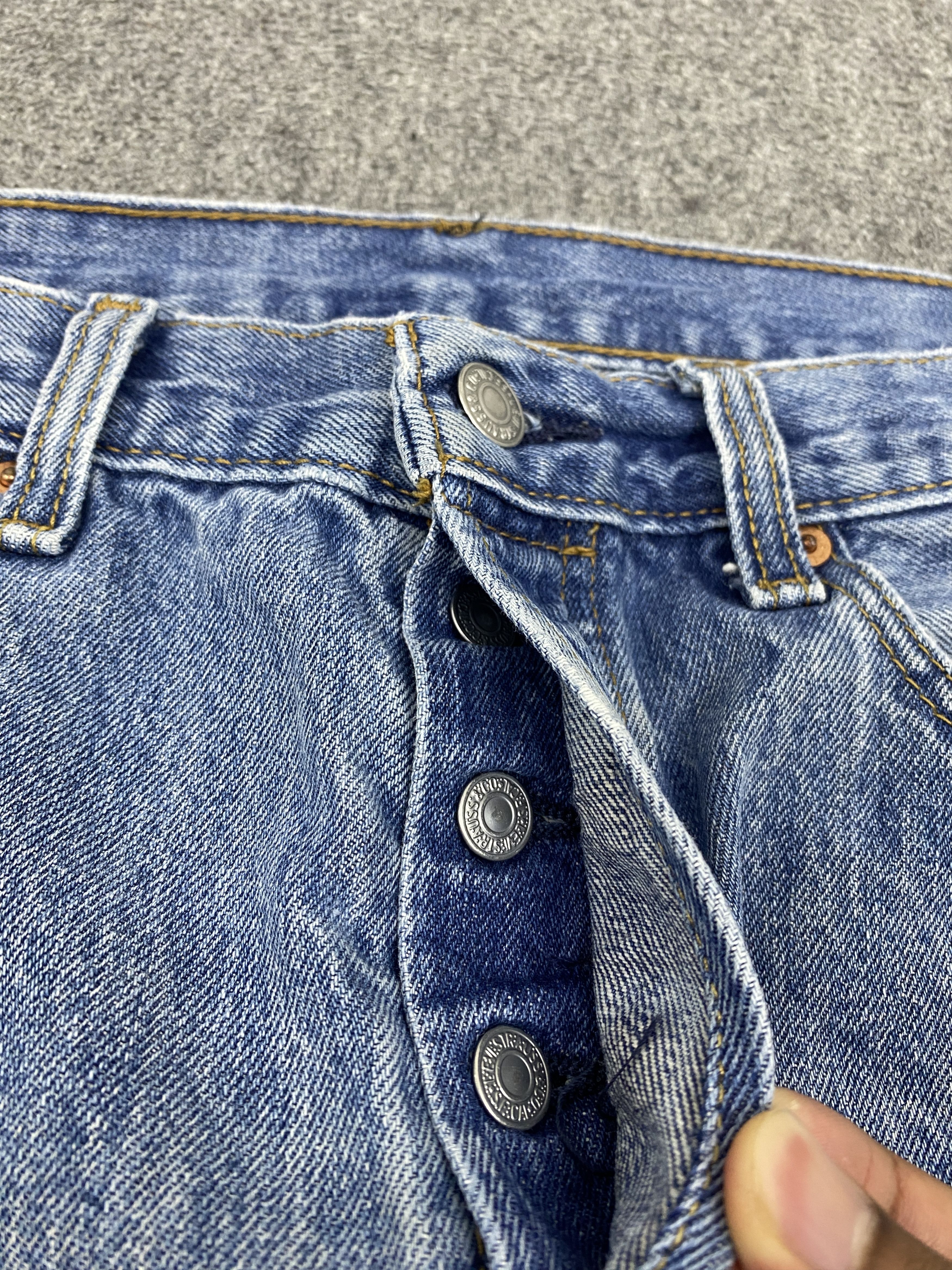 Levi's Vintage Levis 501 Light Wash Denim Jeans DP2731 Size US 31 - 17 Thumbnail