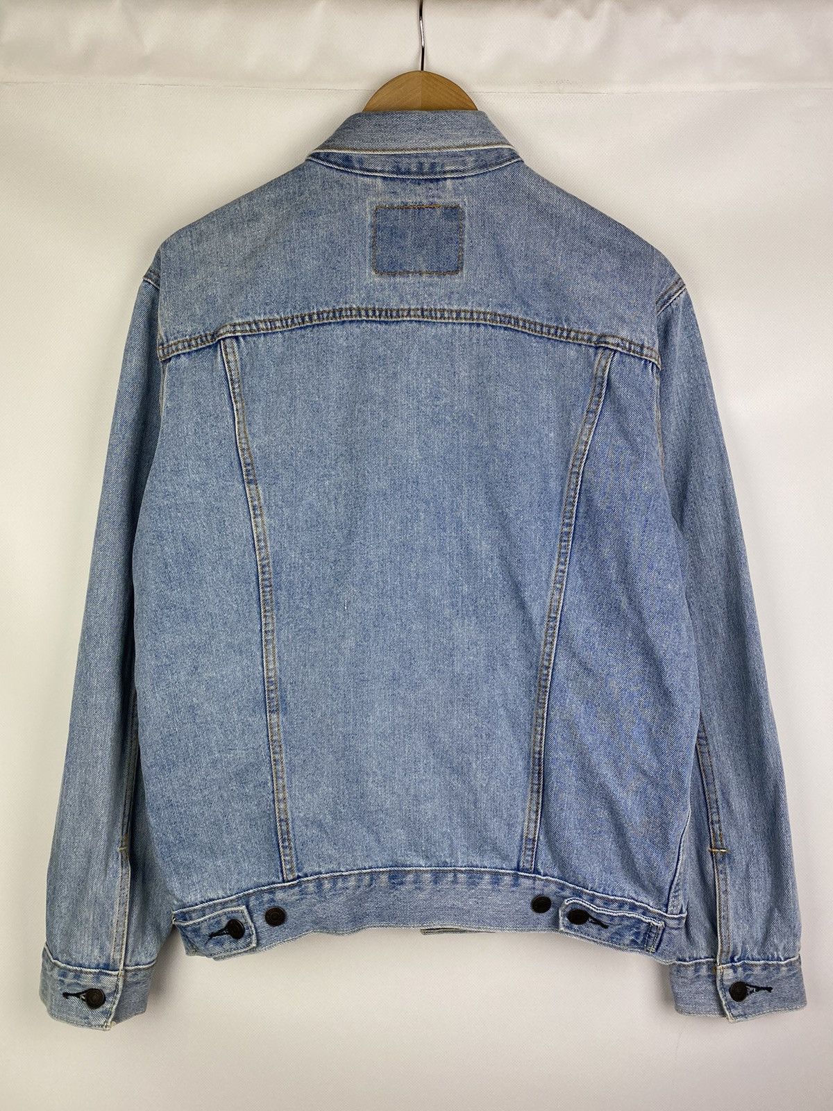 Levi's Levi’s men’s denim trucker jacket size L light blue Size US L / EU 52-54 / 3 - 13 Thumbnail