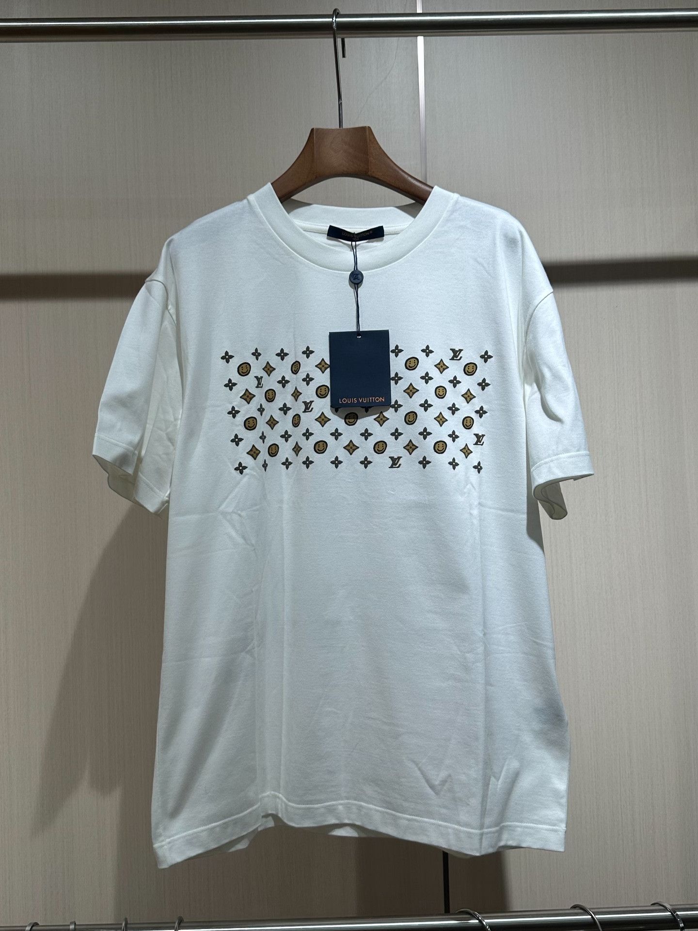 Louis Vuitton Louis Vuitton Collab Printed White T-Shirt m Men Size US M / EU 48-50 / 2 - 1 Thumbnail