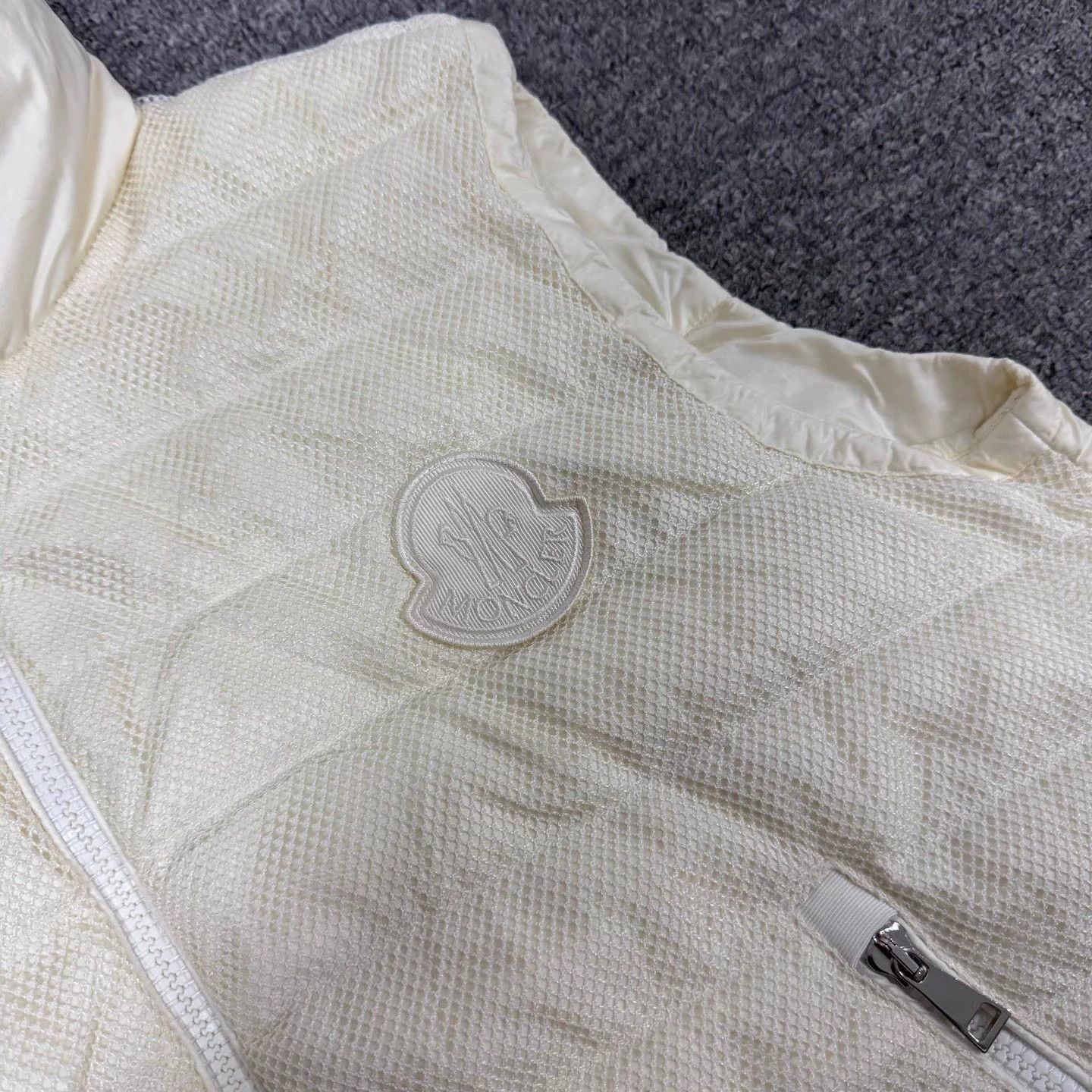 Moncler Moncler lightweight logo men down vest size 2 99 new Size US M / EU 48-50 / 2 - 4 Thumbnail
