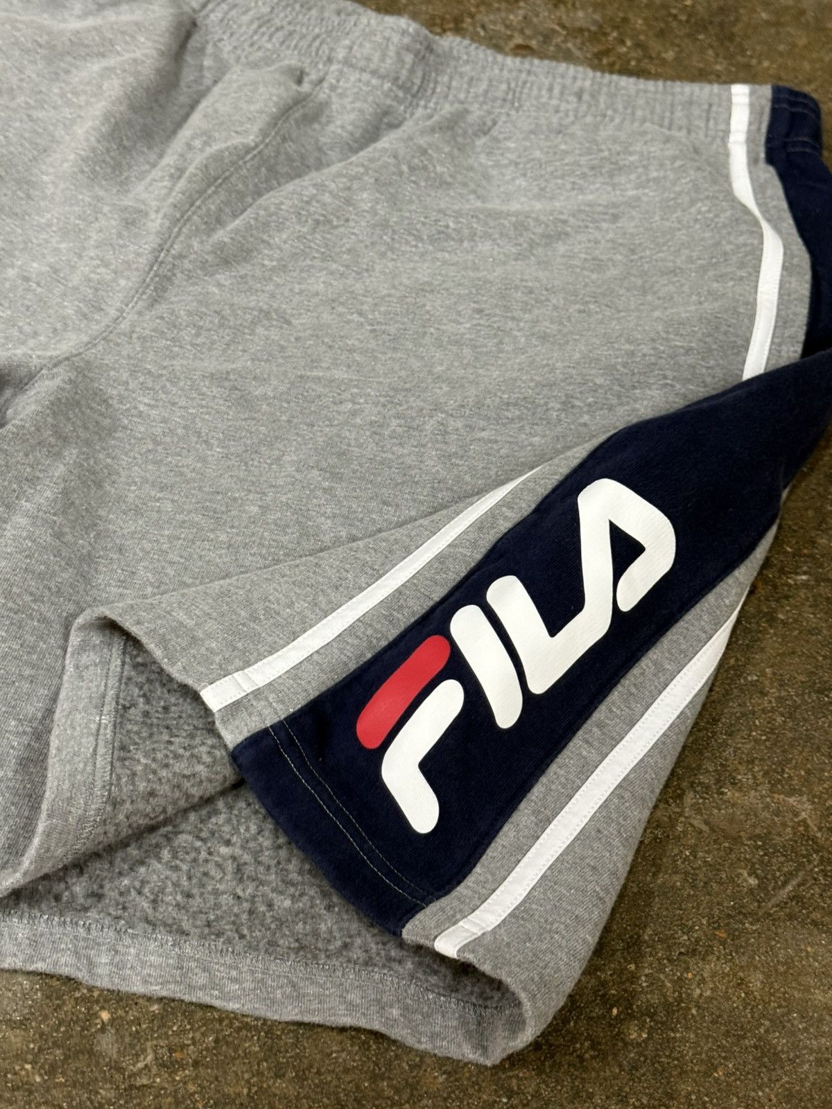 Fila Fila Grey Stripe Side Piping Logo Grey Navy Sweat Shorts Size US 38 / EU 54 - 2 Thumbnail