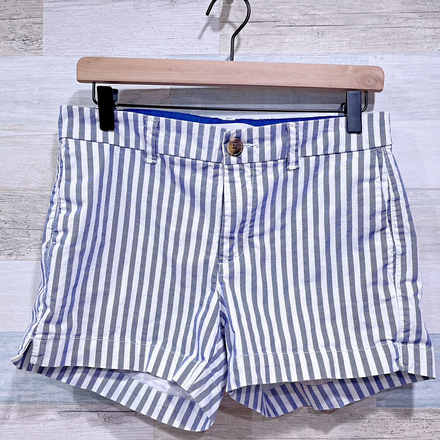 Old Navy Old Navy Everyday Chino Shorts Blue White Stripe Womens 4 Size 27" / US 4 / IT 40 - 1 Thumbnail