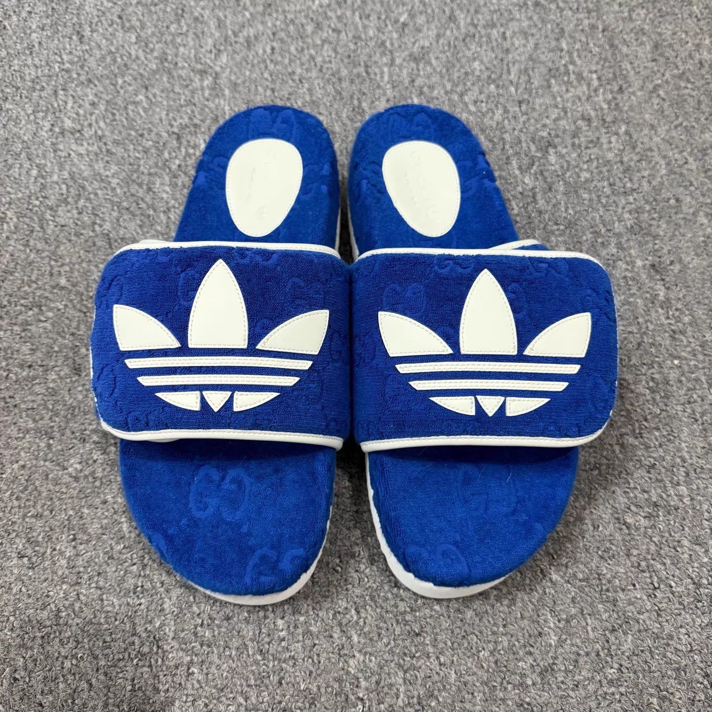 Gucci Gucci x adidas GG Monogram Red Slides 9 Unused Size US 9 / EU 42 - 3 Thumbnail
