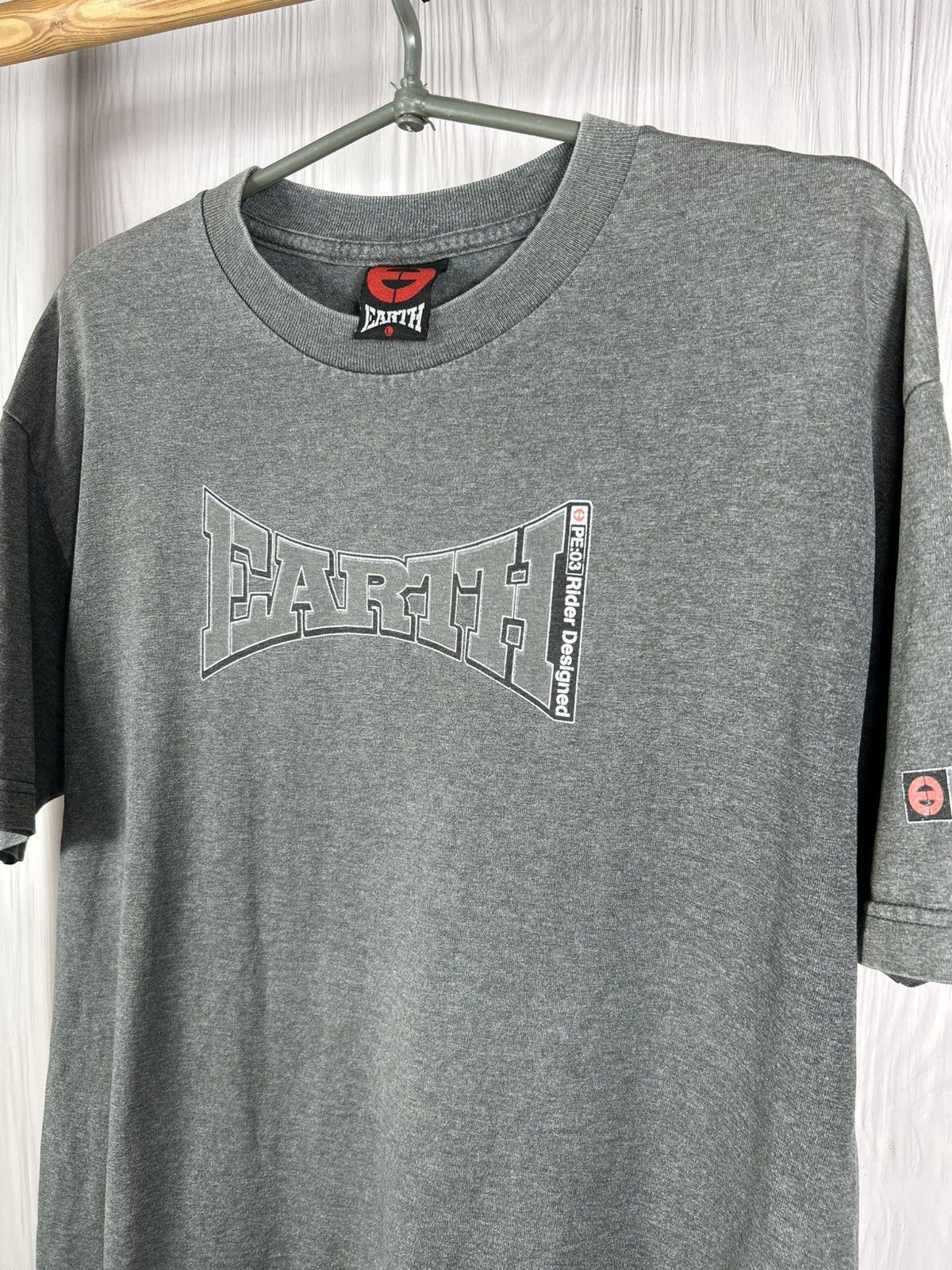 Vintage Vintage Planet Earth Skateboarding USA T-Shirt Size L Size US L / EU 52-54 / 3 - 4 Thumbnail
