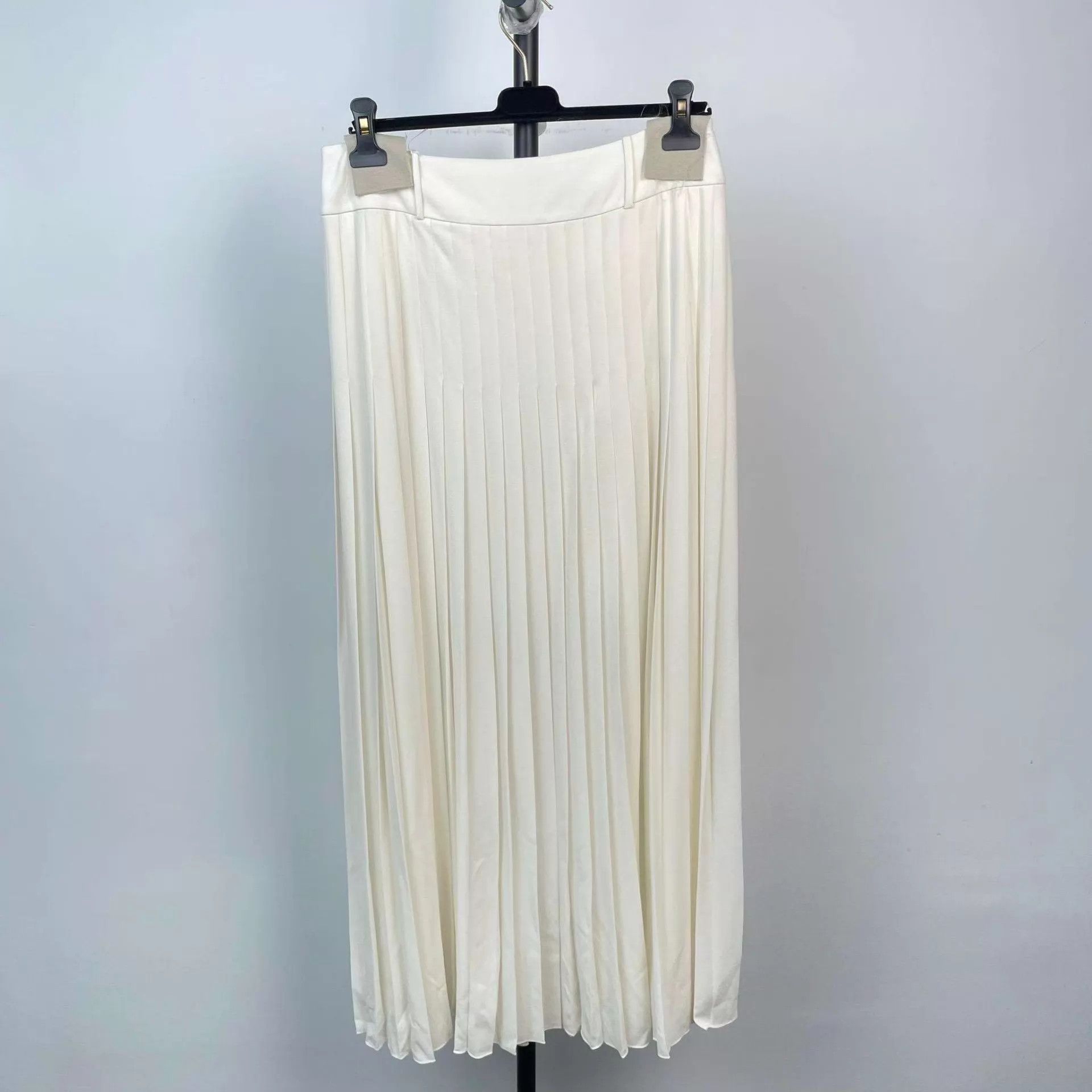 Chanel Chanel 25S White Silk Pleated Skirt 38 (98 New) Size 27" / US 4 / IT 40 - 2 Thumbnail
