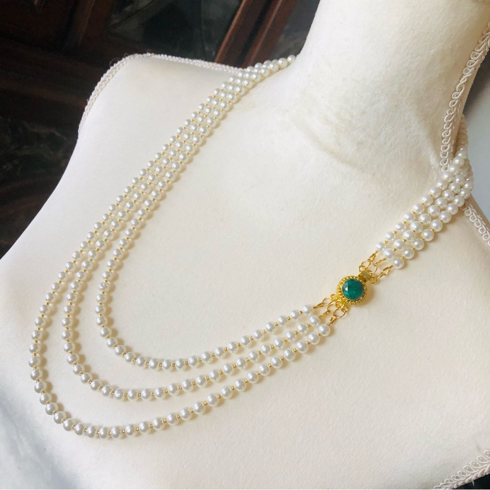 Handmade Handcrafted triple strand cream pearl emerald clasp necklac Size ONE SIZE - 4 Thumbnail