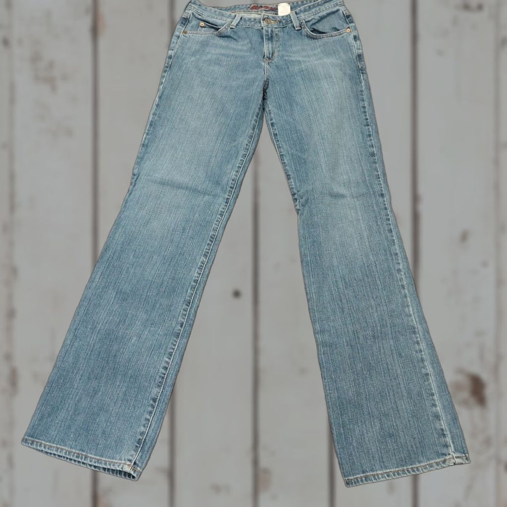 Eddie Bauer Eddie Bauer Jeans Women’s Size 6 L Blue Classic Fit Straight Leg Medium Wash Shirt? Size 28" / US 6 / IT 42 - 1 Thumbnail