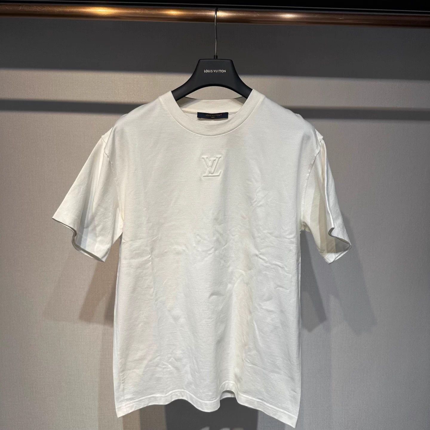 Louis Vuitton Louis Vuitton White Embossed Logo Short Sleeve Tee XL NWT Size US XL / EU 56 / 4 - 2 Thumbnail