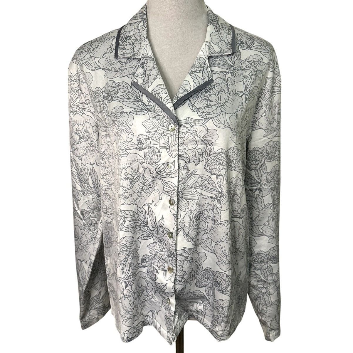 Nordstrom Nordstrom Rack Women's Gray/White Floral Satin Sleep Shirt M Size M / US 6-8 / IT 42-44 - 1 Thumbnail
