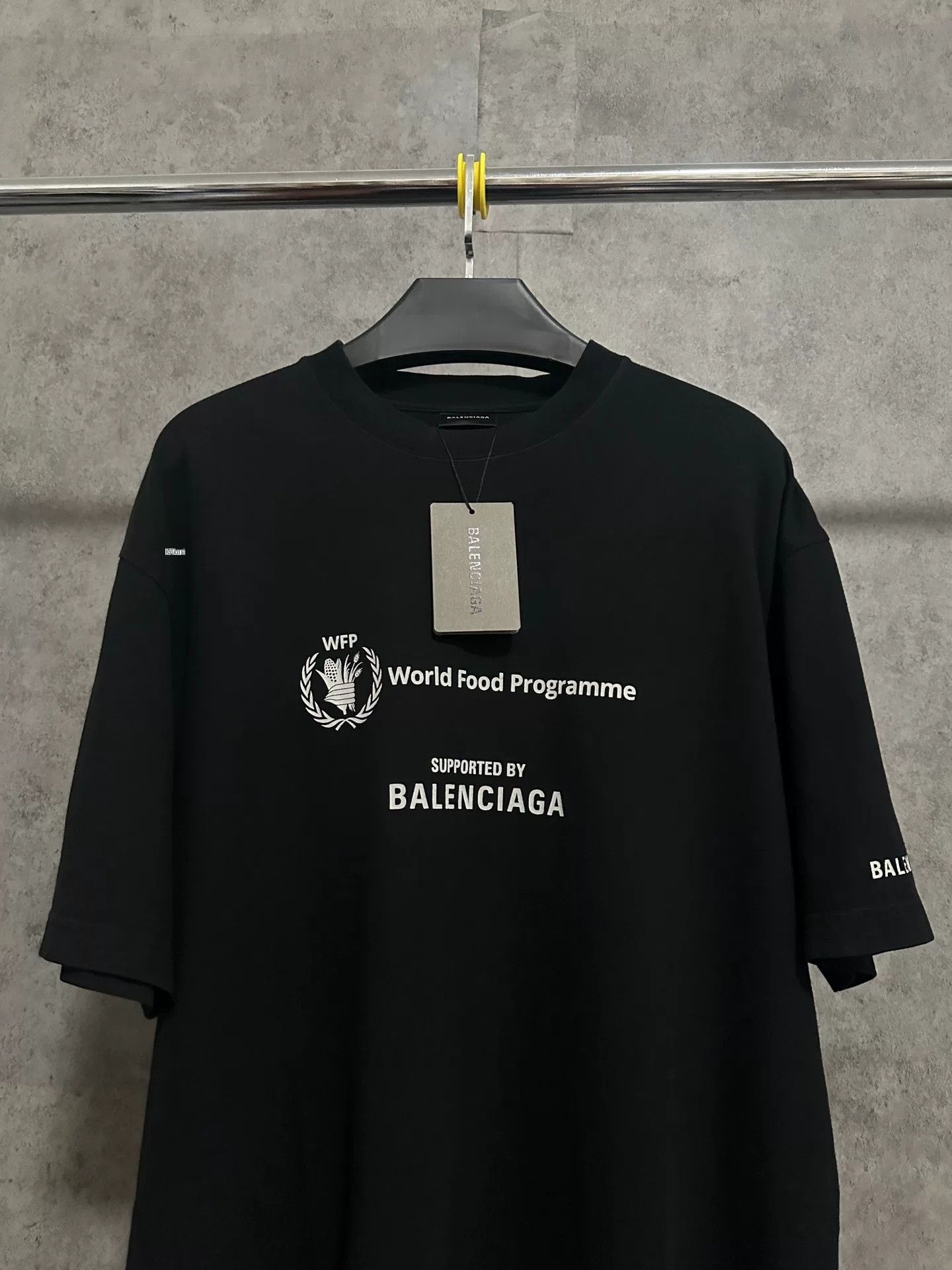 Balenciaga Balenciaga WFP Collaboration Logo Print Men's T-Shirt Size US M / EU 48-50 / 2 - 2 Thumbnail